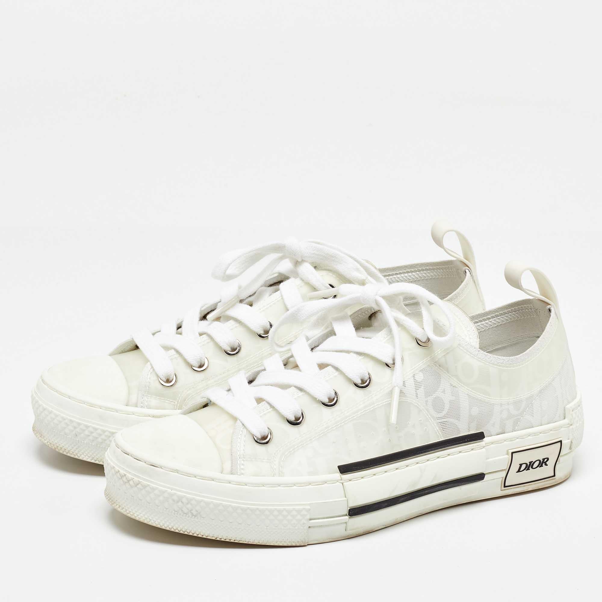 In klassischer Silhouette  Diese Designer-Sneakers sind eine nahtlose Kombination aus Luxus  Komfort  und Stil. Diese Sneaker sind mit charakteristischen Details und bequemen Innensohlen ausgestattet.