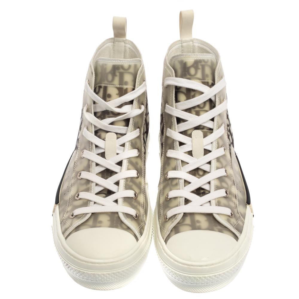 These Dior B23 high-top sneakers are characterized by subtle charm and unmatched comfort. Crafted from a white Oblique mesh, these sneakers have matching laces along the shoe arches. They are accented with the brand label on the midsoles. The