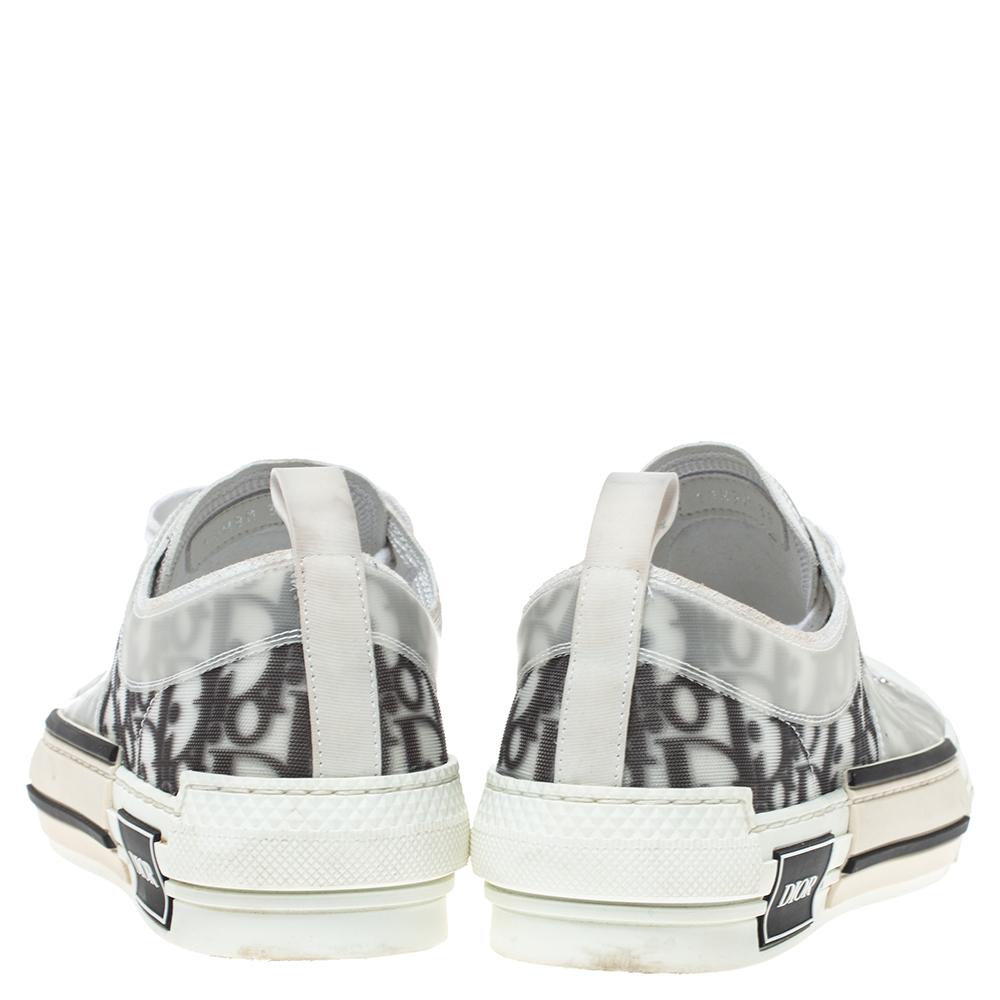 These Dior sneakers are characterized by subtle charm and unmatched comfort. Crafted from a white Oblique printed mesh, these sneakers have matching laces along the shoe arches. They are accented with the brand label on the midsoles. The insoles are