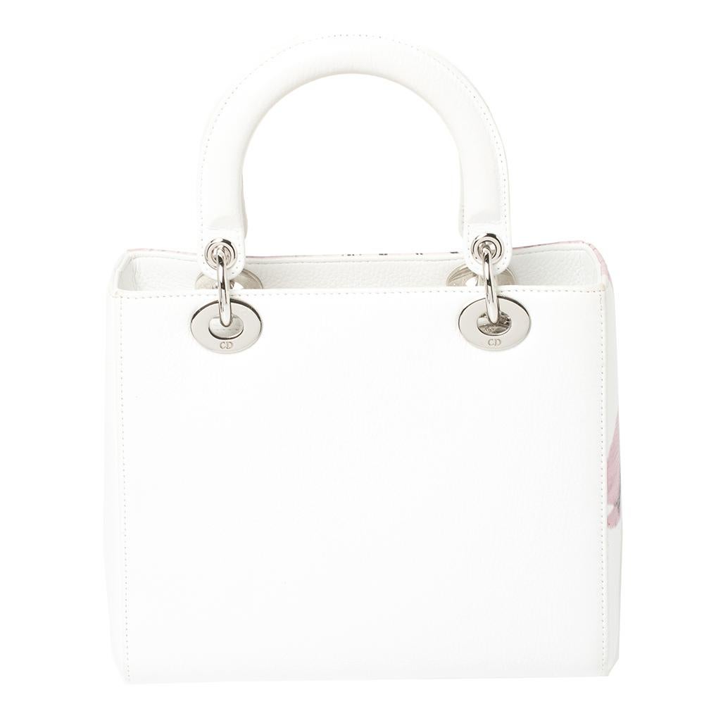 Timeless as it is and imbued with the couture spirit of Dior, this tote is made out of love, you can feel it in the details of the creation. This sophisticated and feminine Lady Dior tote in your hand is apt for a sophisticated look. Crafted from