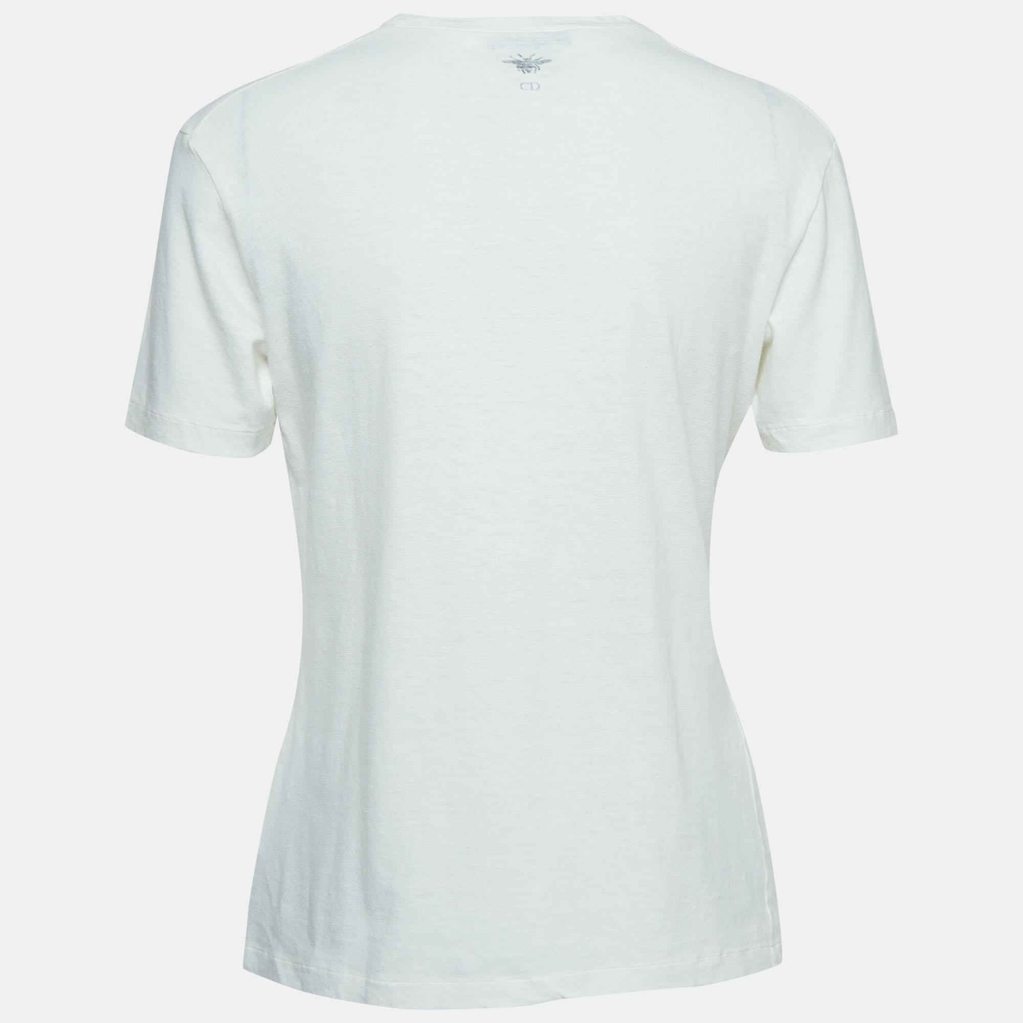 Get the comfort and the right casual style with this designer T-shirt. Designed to be reliable and durable, the creation has a simple neckline and signature detailing.

