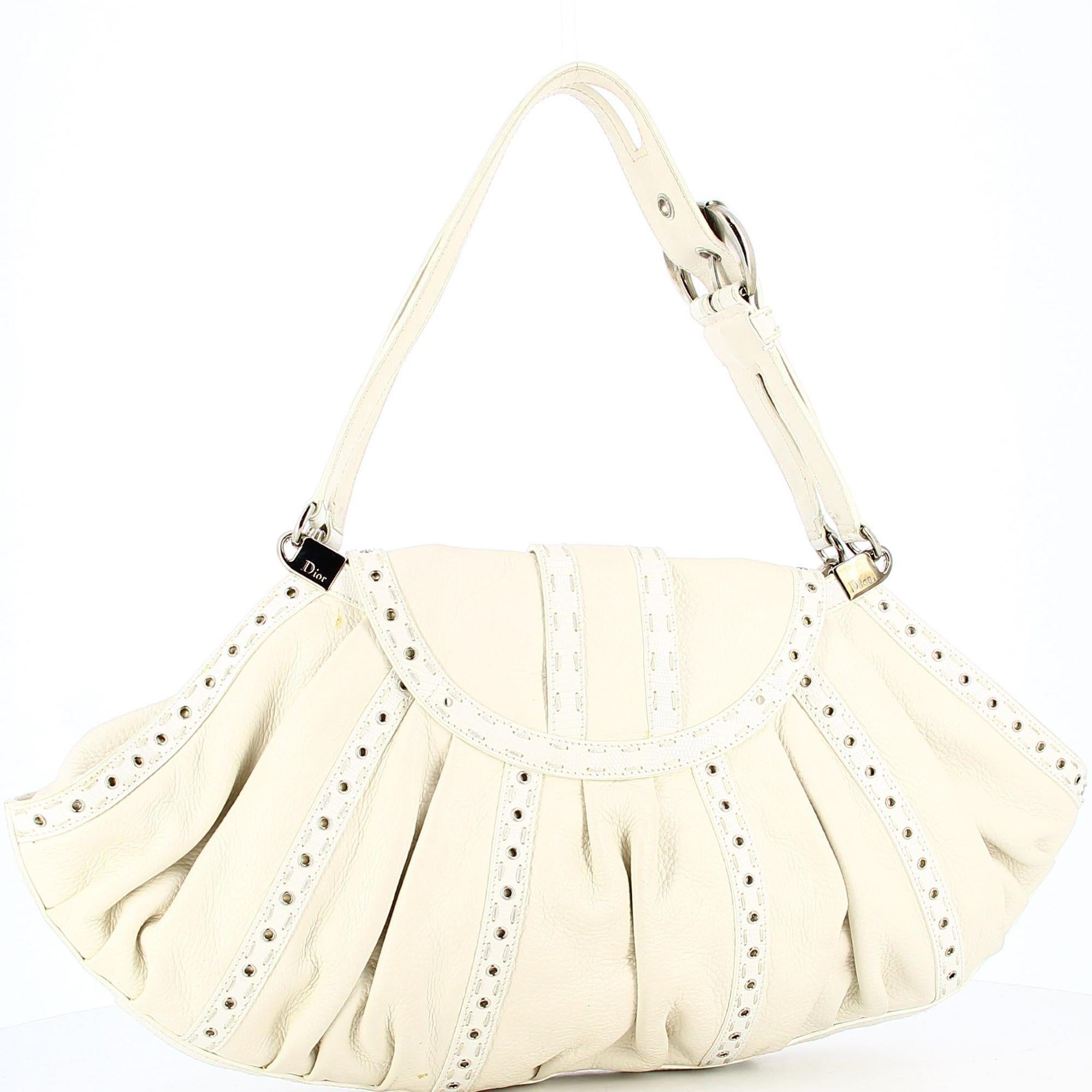 Dior White Savane Handbag in Leather In Good Condition In PARIS, FR