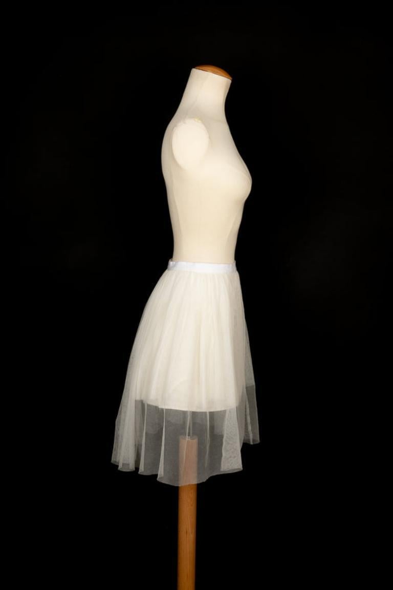Dior - (Made in France) White silk and tulle skirt. 2005 Spring-Summer Collection under the artistic direction of John Galliano. Size 36FR.

Additional information: 
Condition: Very good condition
Dimensions: Waist: 31 cm - Length: from 35 cm to 51
