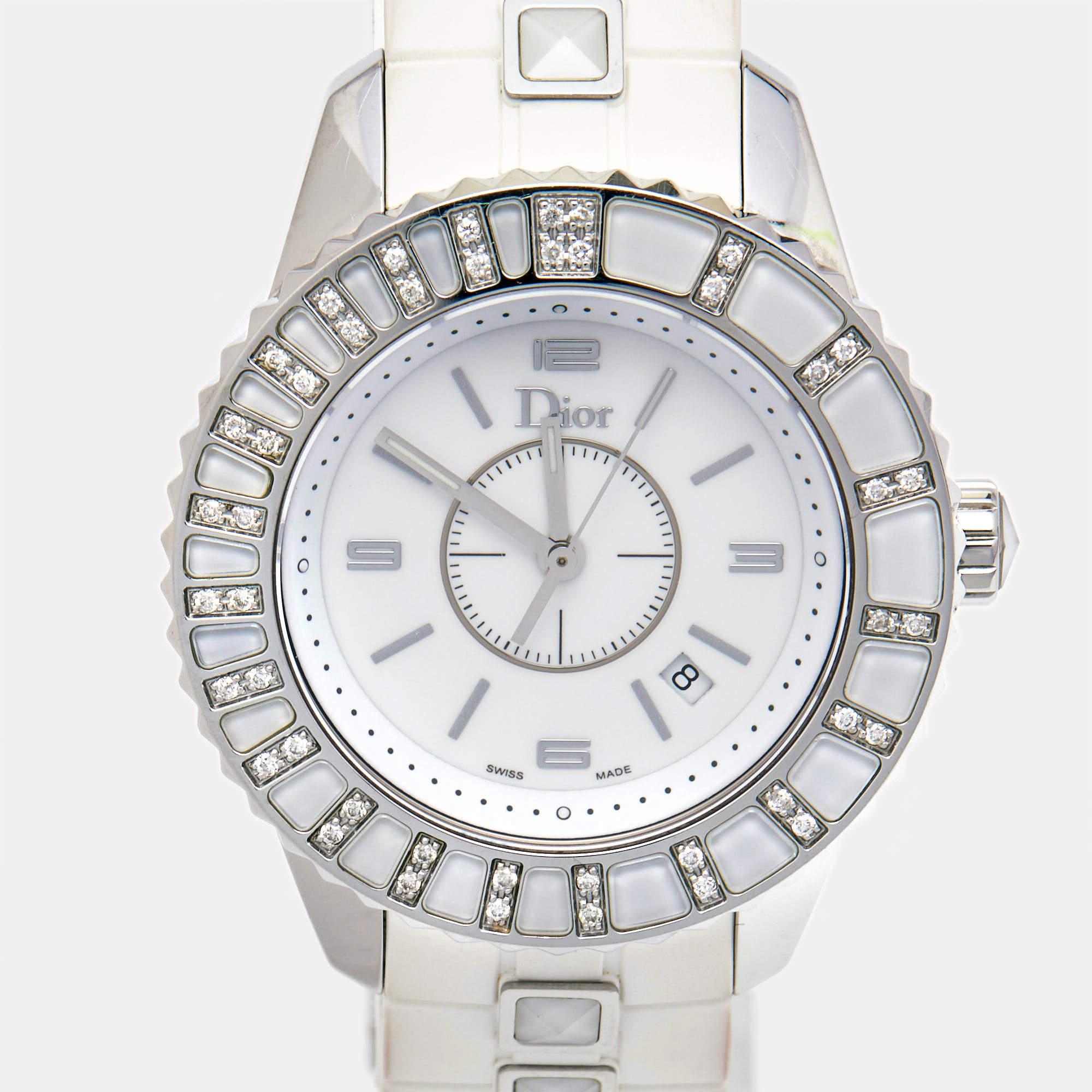 Voici une pièce d'horlogerie qui vous permettra non seulement de connaître l'heure exacte, mais aussi de rehausser votre quotient stylistique. Cette montre Dior est issue de la collection Collectional. Elle est dotée d'un élégant boîtier en acier