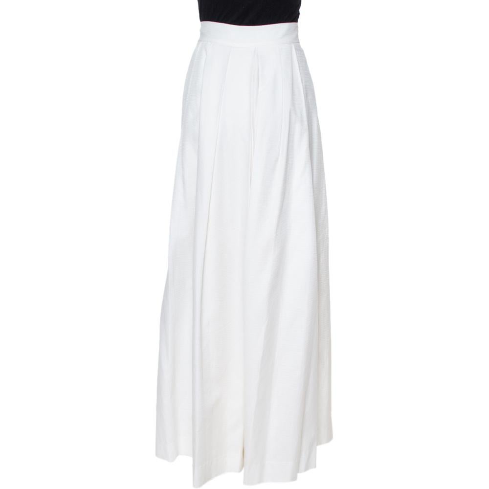 These palazzo pants are so chic, you'd love wearing them on your special outings! The white Dior pants are made of 100% cotton and feature a textured design. They have been styled with pleats and come equipped with a concealed zip closure. They'll