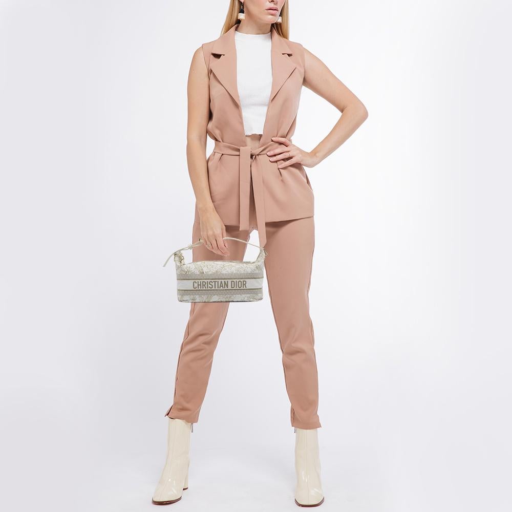 This pouch shows the brand's expertise in creating durable and significant pieces. Created from quality materials, it is equipped with a perfectly-sized interior, and it embodies a chic display.