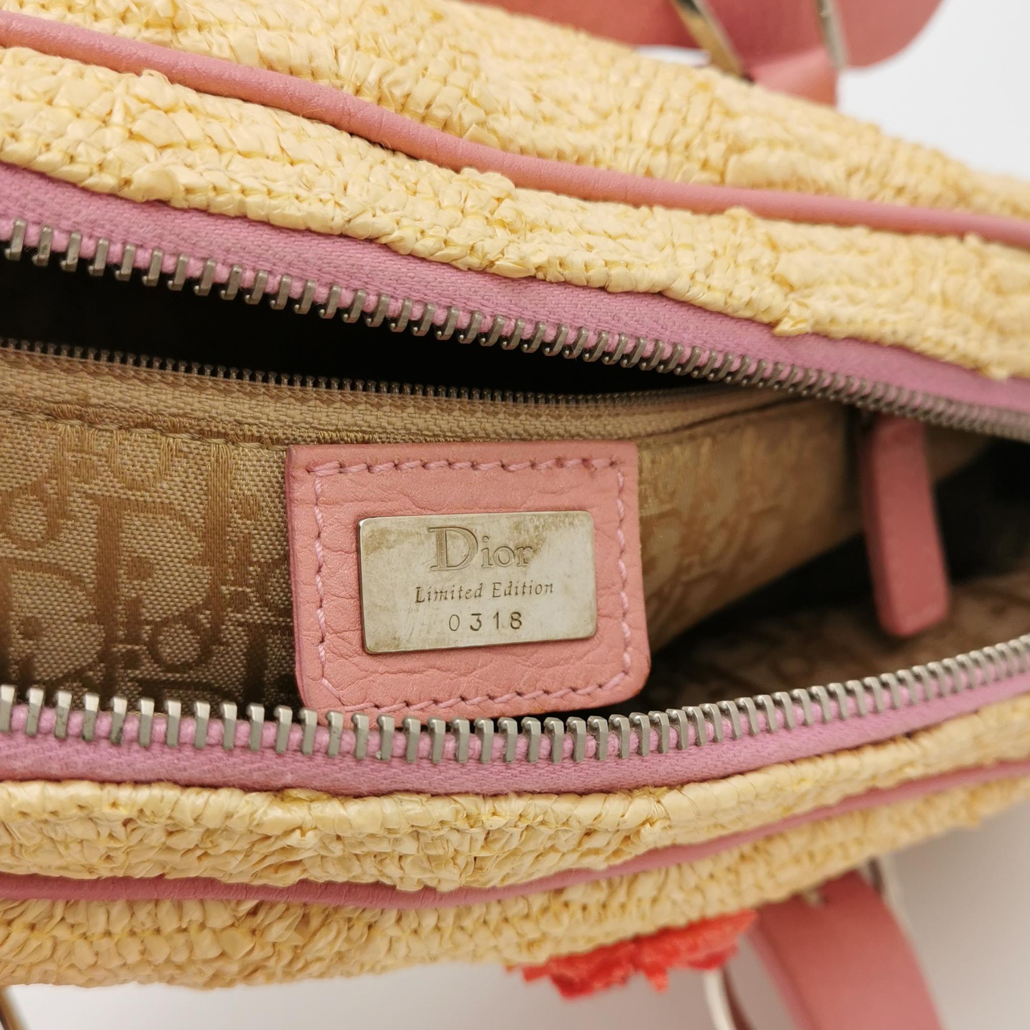 Sac Boston Dior en osier avec broderie florale en cuir rose en vente 5