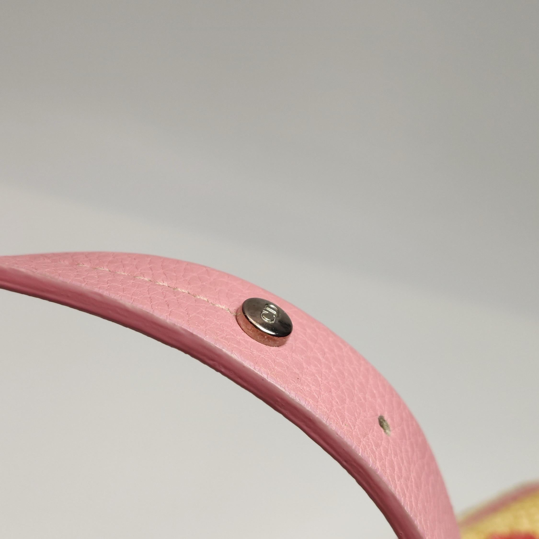 Sac Boston Dior en osier avec broderie florale en cuir rose en vente 11