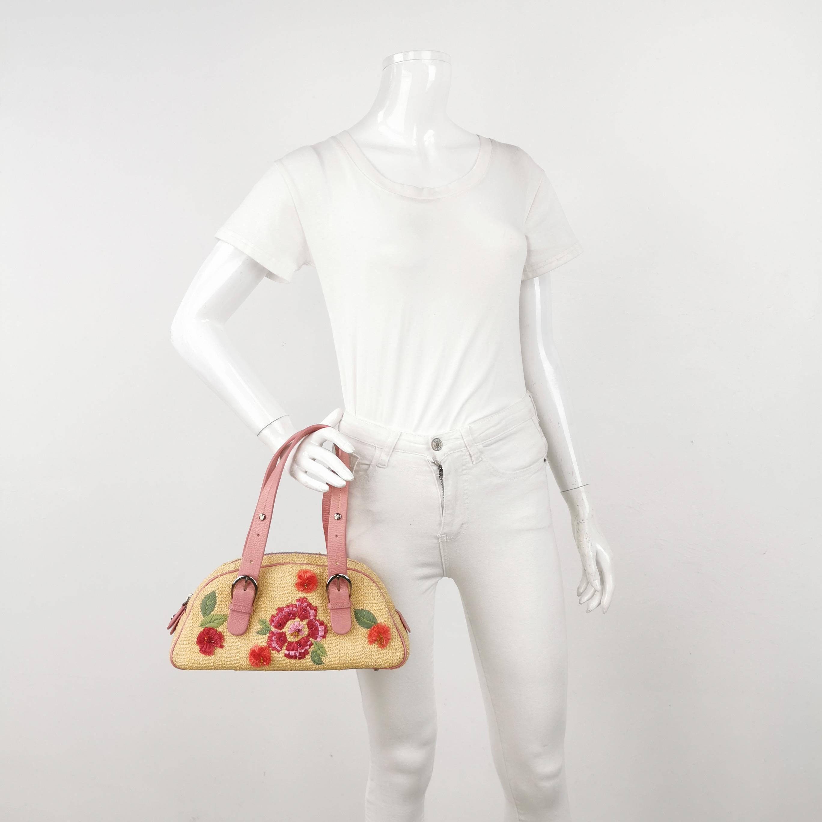 Sac Boston Dior en osier avec broderie florale en cuir rose
Il s'agit de photos professionnelles du sac offert par Luxbags.
À la recherche d'un sac de paille vibrant et charmant pour l'été ? Dior a tout prévu. Ce sac Boston à poignée supérieure