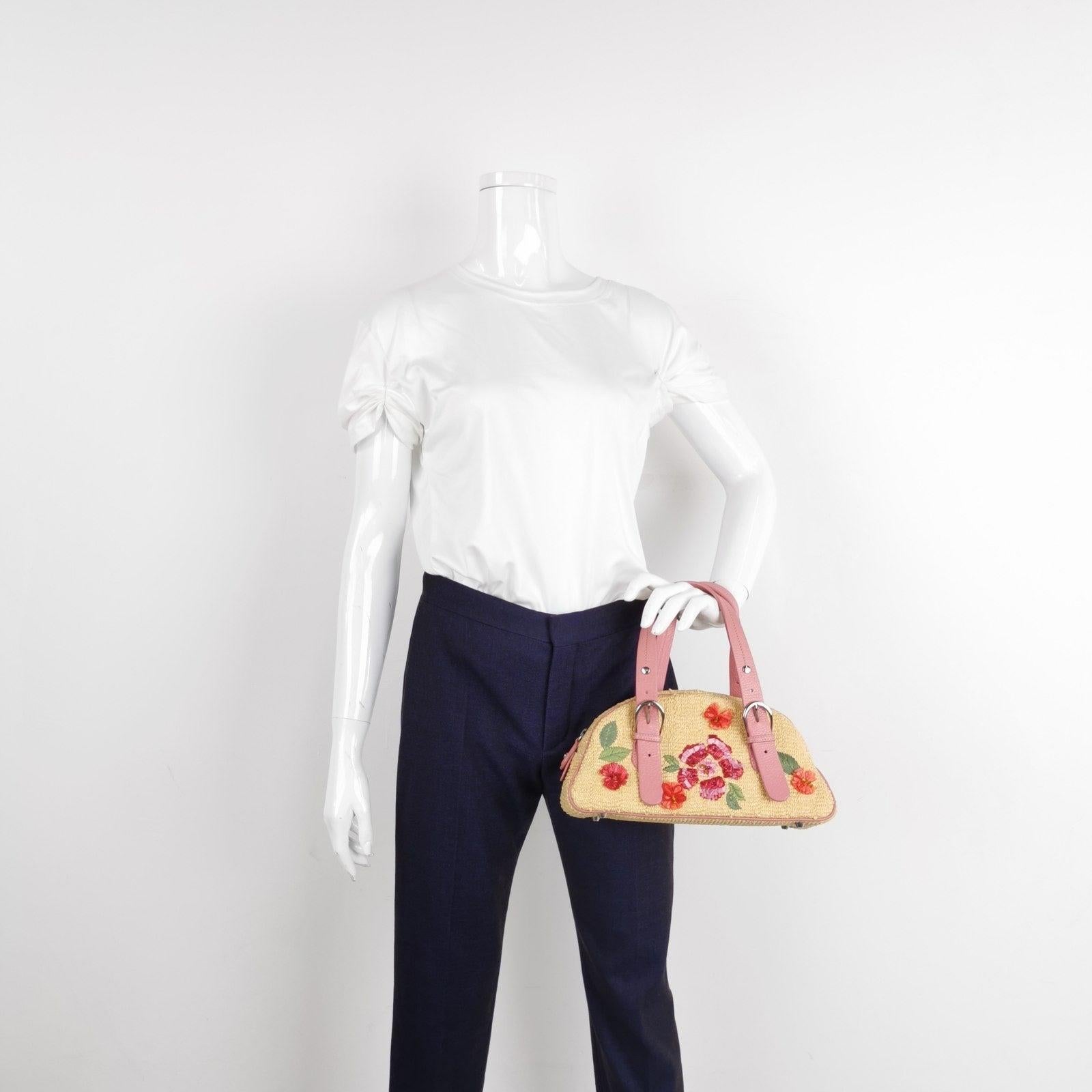 Bolso Dior Wicker Boston Bordado Floral Piel Rosa Estas son fotos profesionales del bolso real. ¿Buscas un bolso de paja vibrante y encantador para el verano? Dior te tiene cubierta. Este bolso Boston de asa superior Dior, exquisitamente diseñado,
