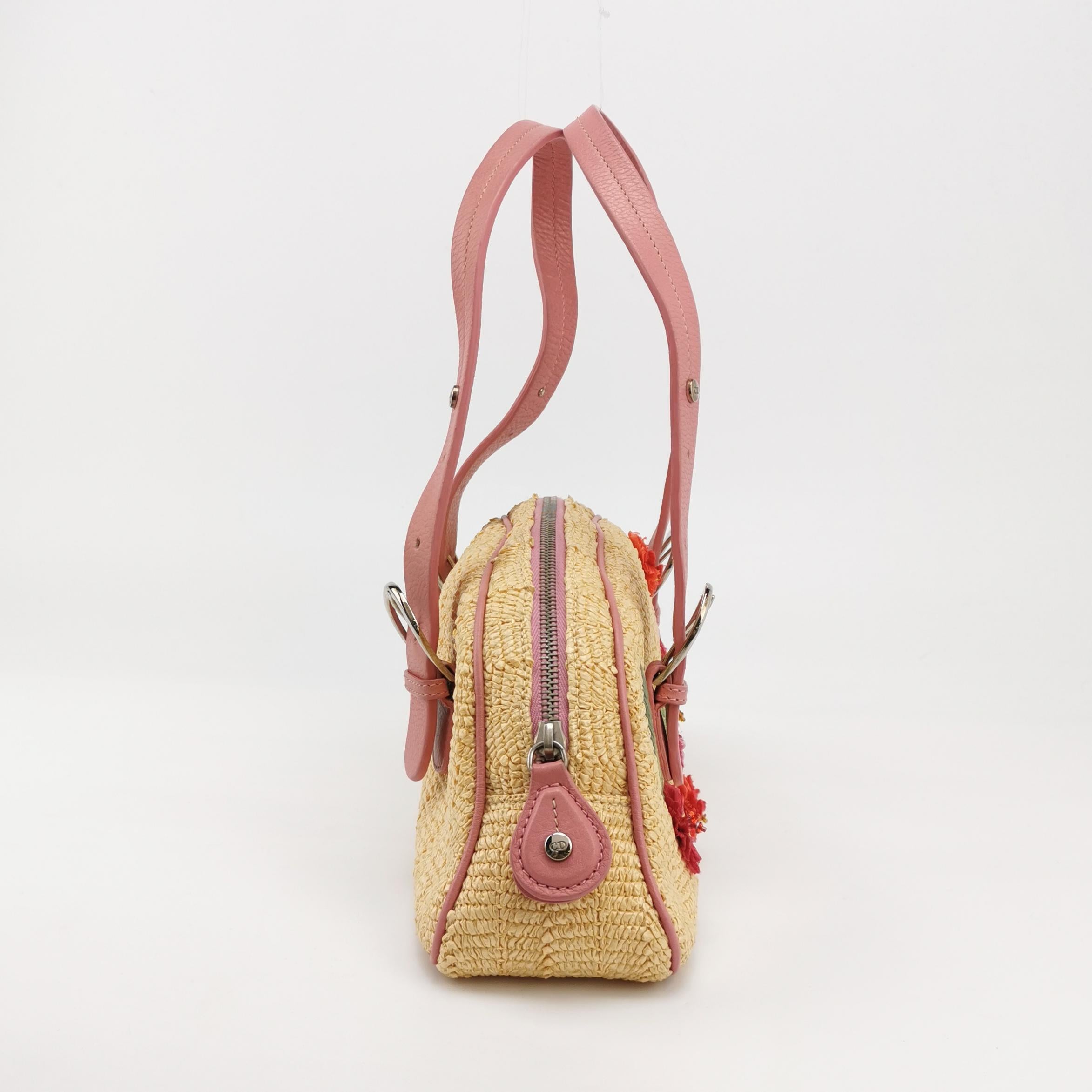 Sac Boston Dior en osier avec broderie florale en cuir rose en vente 2