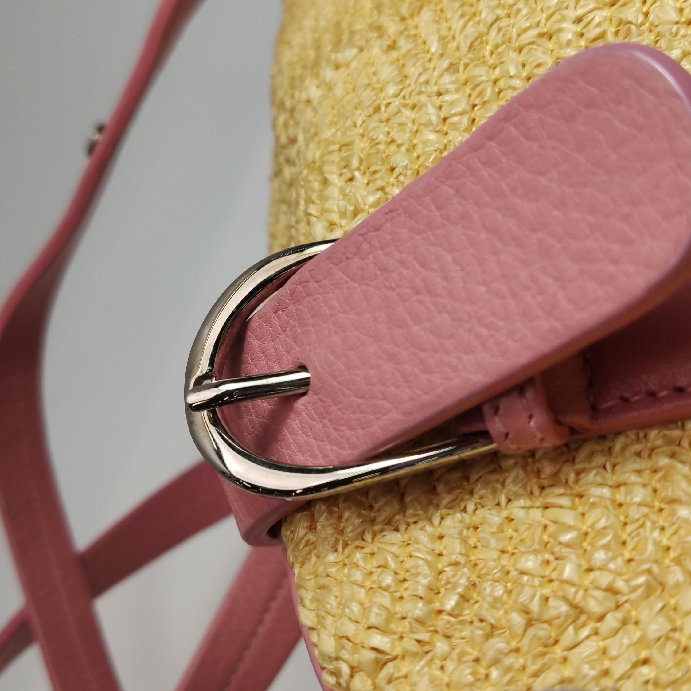 Sac Boston Dior en osier avec broderie florale en cuir rose en vente 3