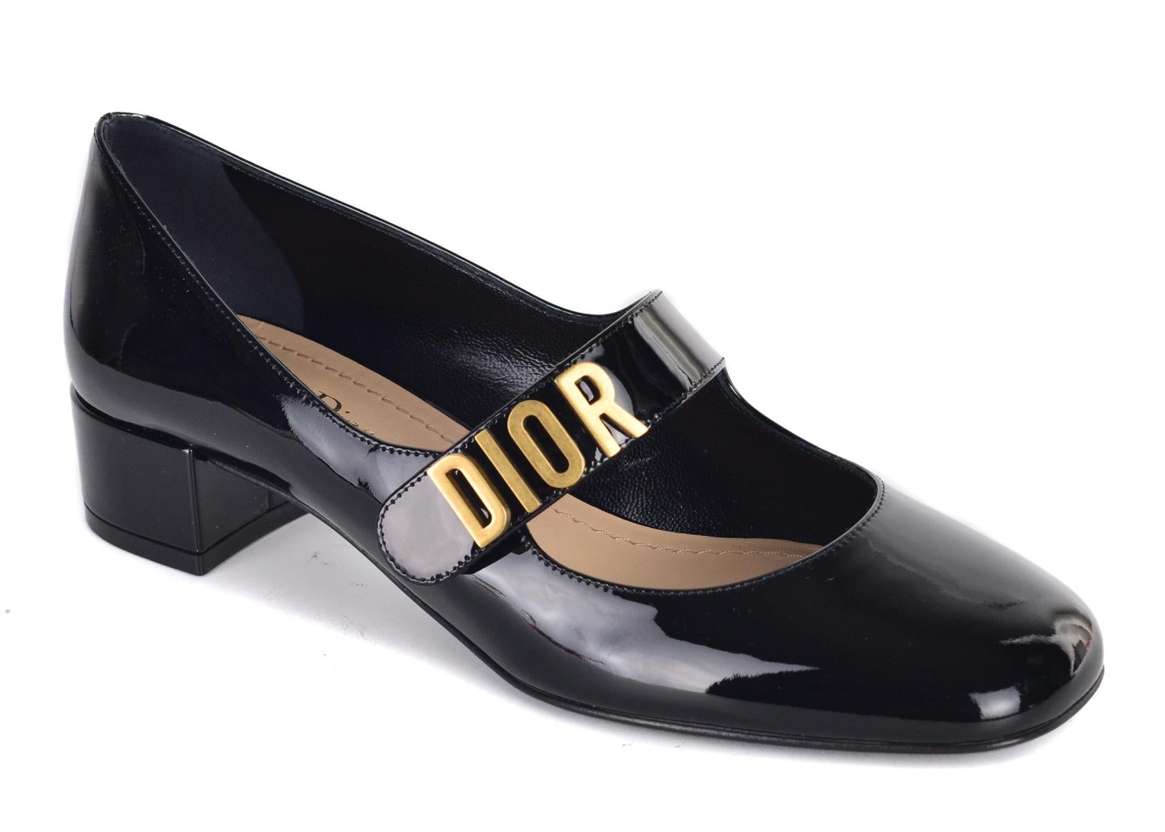 Christian Dior's Baby-D pumps. These pumps feature a Dior gold tone hardware logo for an emphasize in style. Pair with regular blue denims for a chic and sophisticated everyday look.

Christian Dior's Baby-D pumps
Patent Leather
Approx. 2 inch Heel