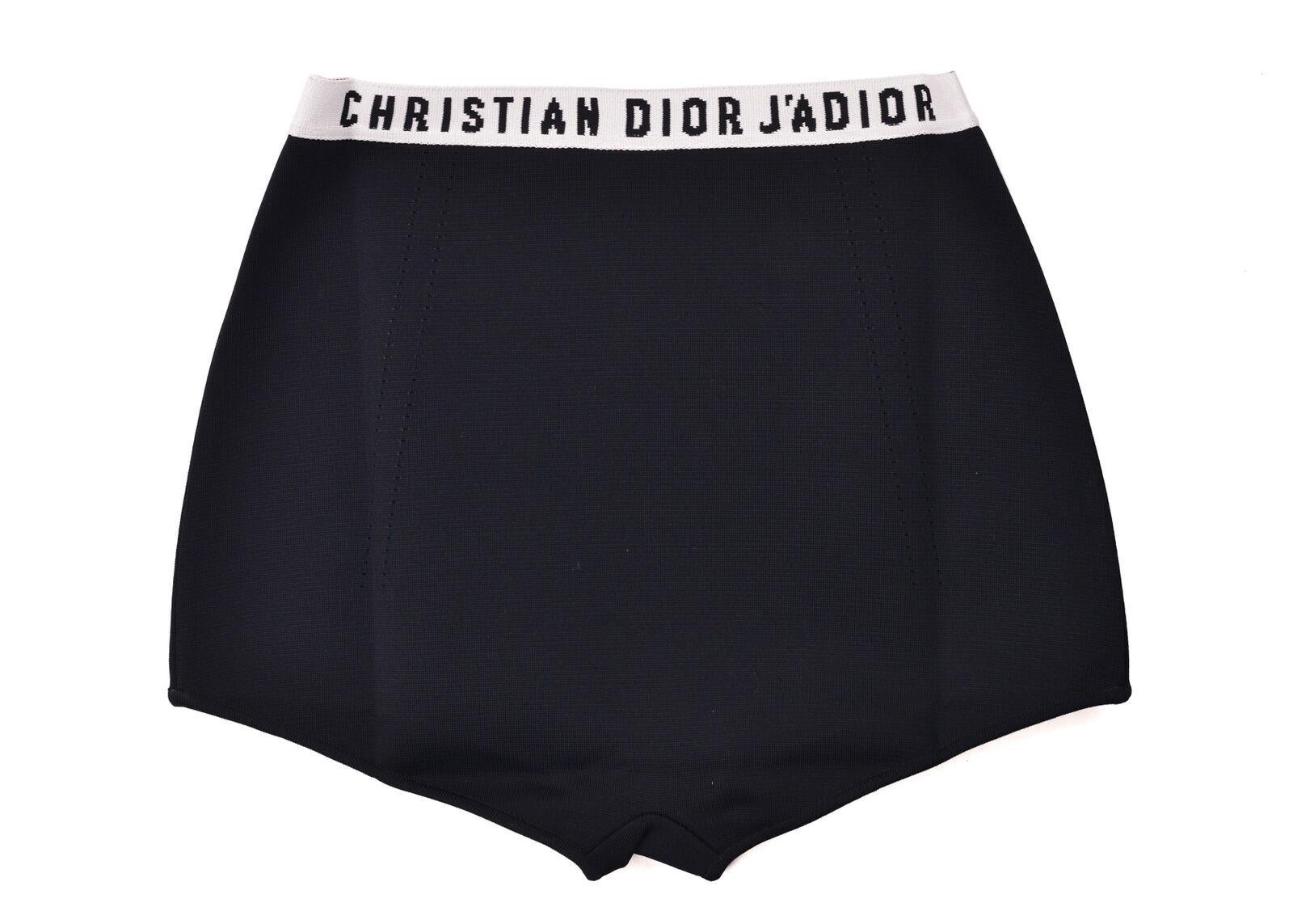 Les sous-vêtements à bande logo J'adior de Dior. Ces sous-vêtements sont dotés d'une bande élastique au logo J'adior pour un port confortable. Associez-le à un jean en denim ou à une jupe en laissant apparaître l'élastique sur le dessus pour un look