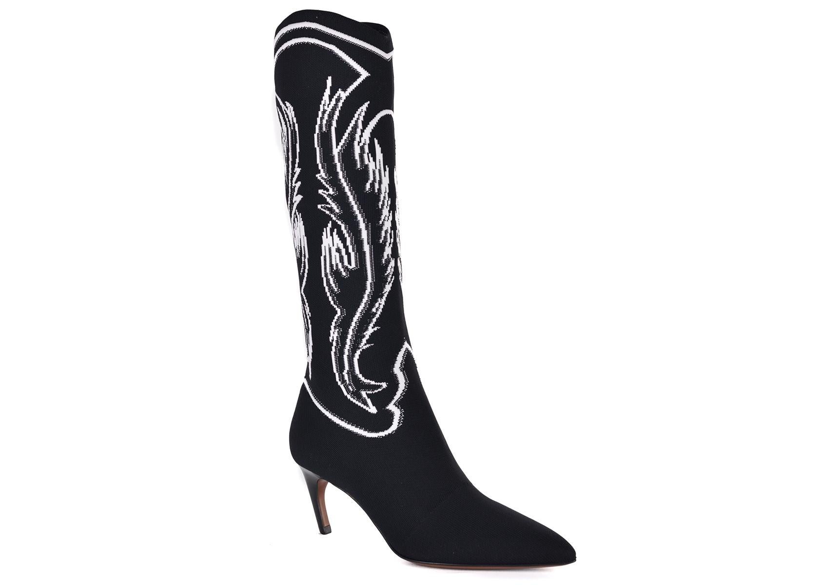Schwarze Jacqurd Knit Mid Calf Sock Stiefel von Christian Dior. Diese Stiefel aus der Cruise 2018 Kollektion sind das perfekte Paar Schuhe für einen gehobenen Streetstyle-Look. Kombinieren Sie dazu eine schwarze Jeans und eine schicke weiße Bluse