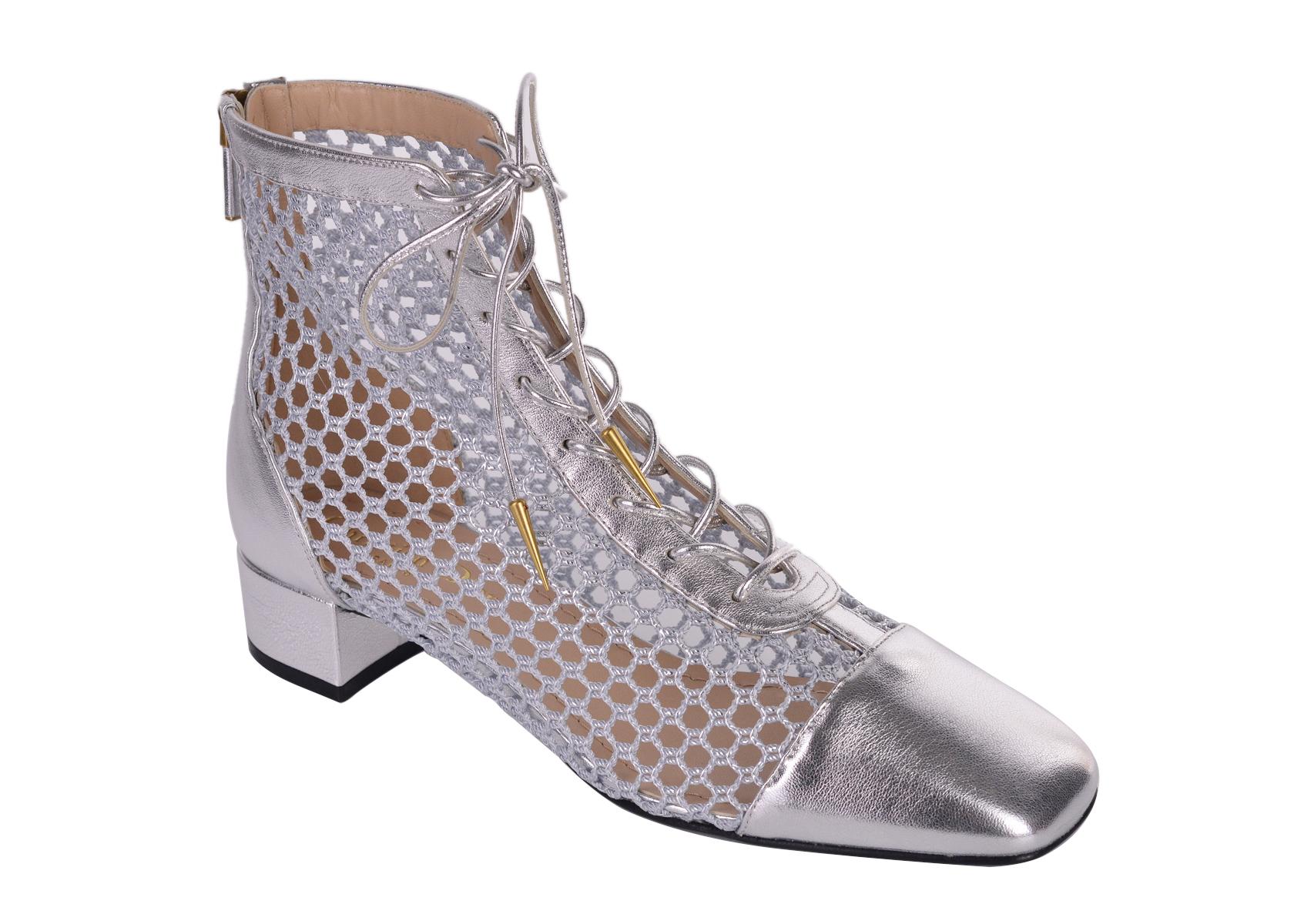 Die Naughtily-D Stiefeletten von Christian Dior. Diese exzentrische Stiefelette zeichnet sich durch ein laminiertes Metallic-Design aus, das überall zu finden ist. Perfekte Schuhe, die sich von anderen Schuhen abheben und einen Akzent in Ihrer