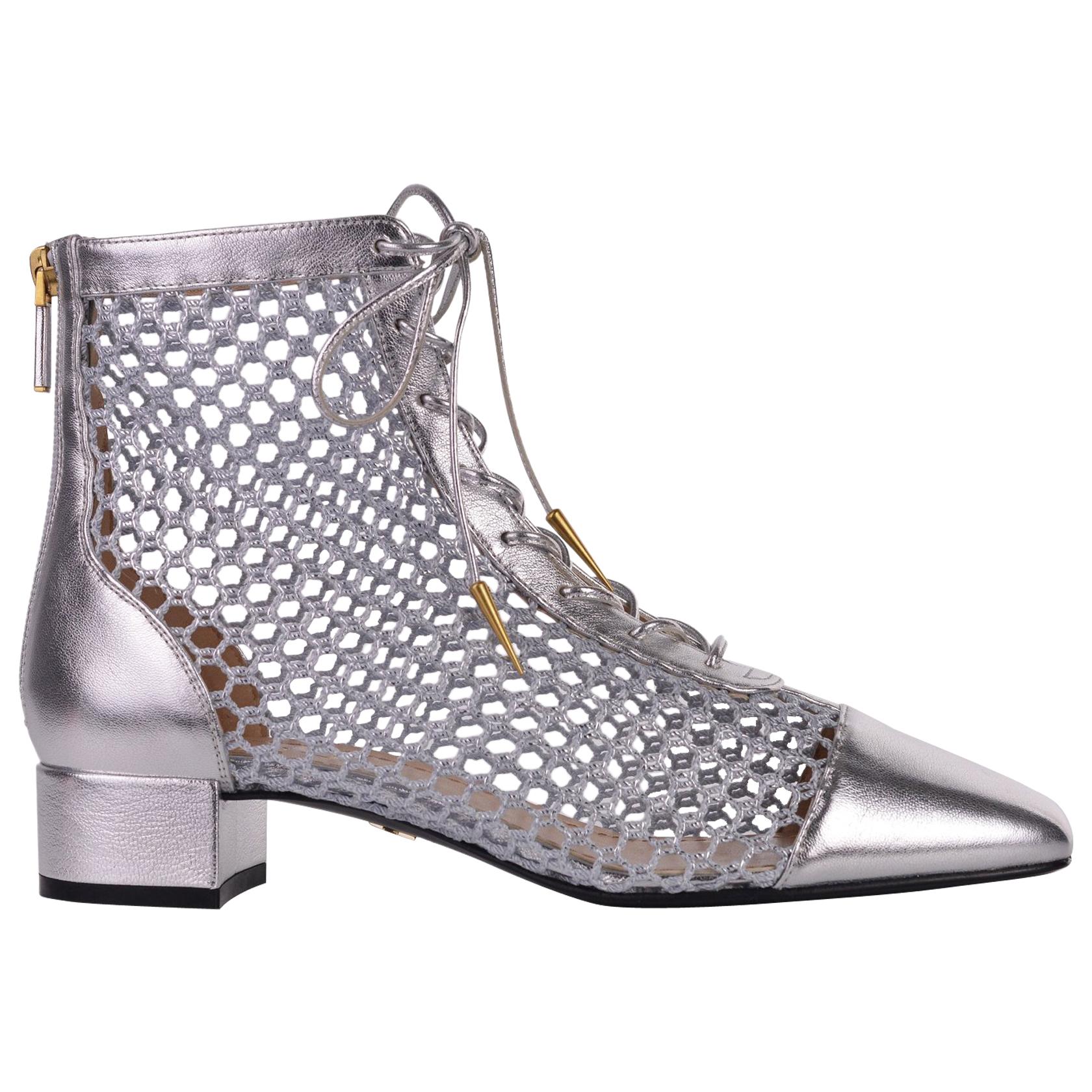 Dior Damen Naughtily-D Silberne laminierte Lederstiefeletten aus Mesh im Angebot