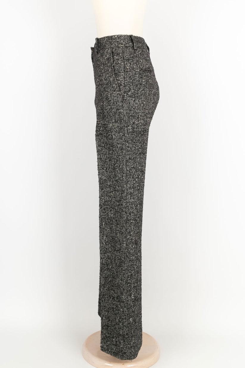 Dior -(Fabriqué en Italie) Pantalon en laine grise. Taille 38FR.

Informations complémentaires : 
Dimensions : Taille : 37 cm, Hanches : 46 cm, Longueur : 104 cm
Condit : Très bon état.
Numéro de référence du vendeur : FJ28