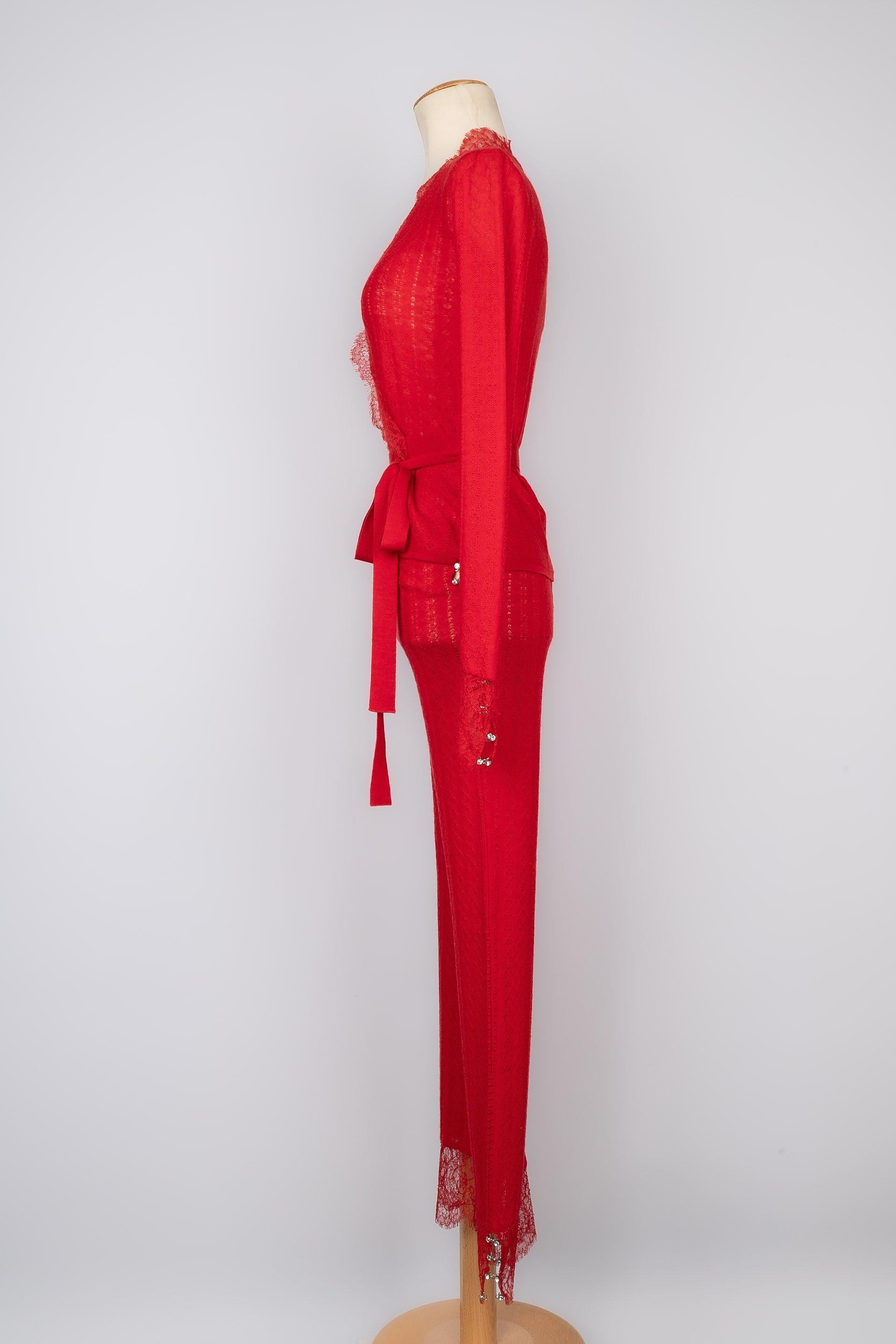 Dior -  (Fabriqué en Italie) Ensemble en laine et cachemire rouge composé d'un haut enveloppant et d'un pantalon. Taille 38FR.

Informations complémentaires :
Condit : Très bon état.
Dimensions : Haut enveloppant : Largeur des épaules : 39 cm -
