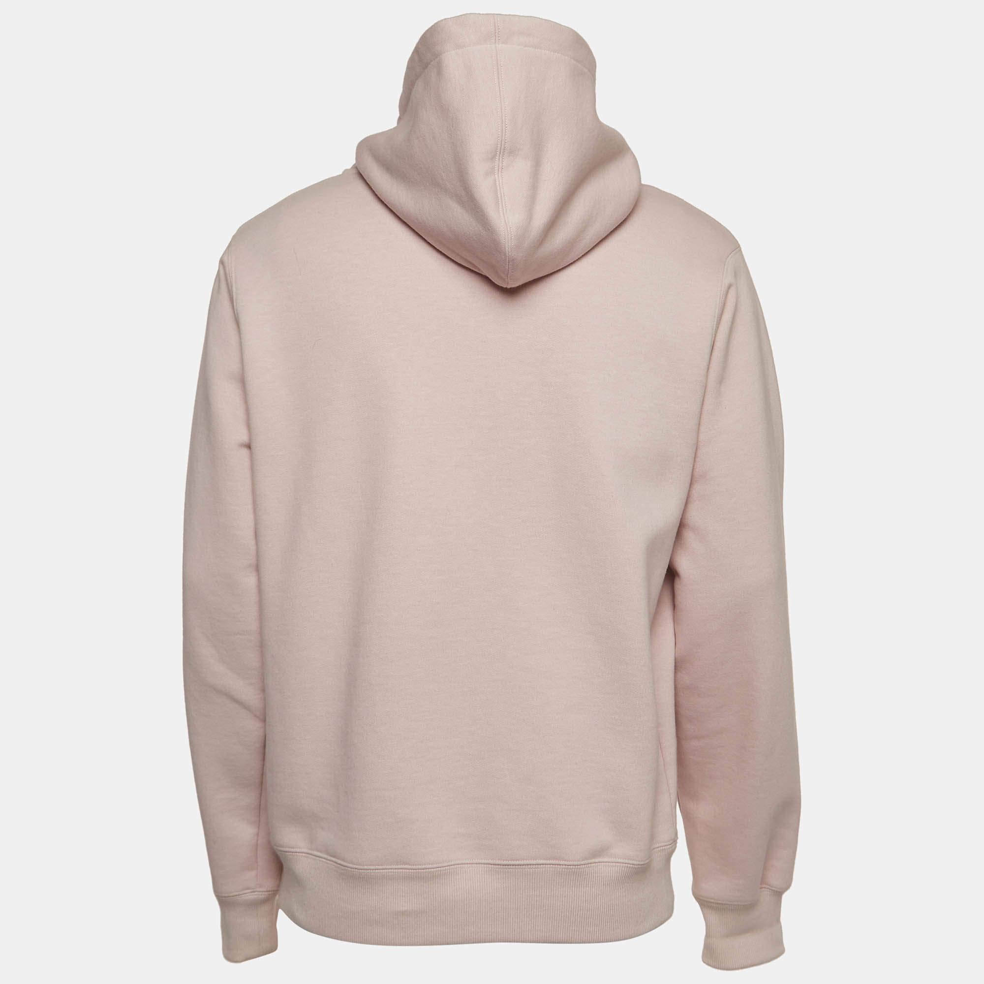 This Dior X Alex Foxton hoodie is all about sporting a classy and comfy style. It is tailored from soft fabric, which is highlighted with signature accents.

