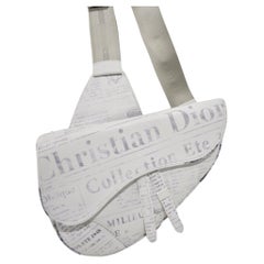 Dior X Daniel Arsham Satteltasche aus genarbtem Kalbsleder mit weißem Zeitungsdruck