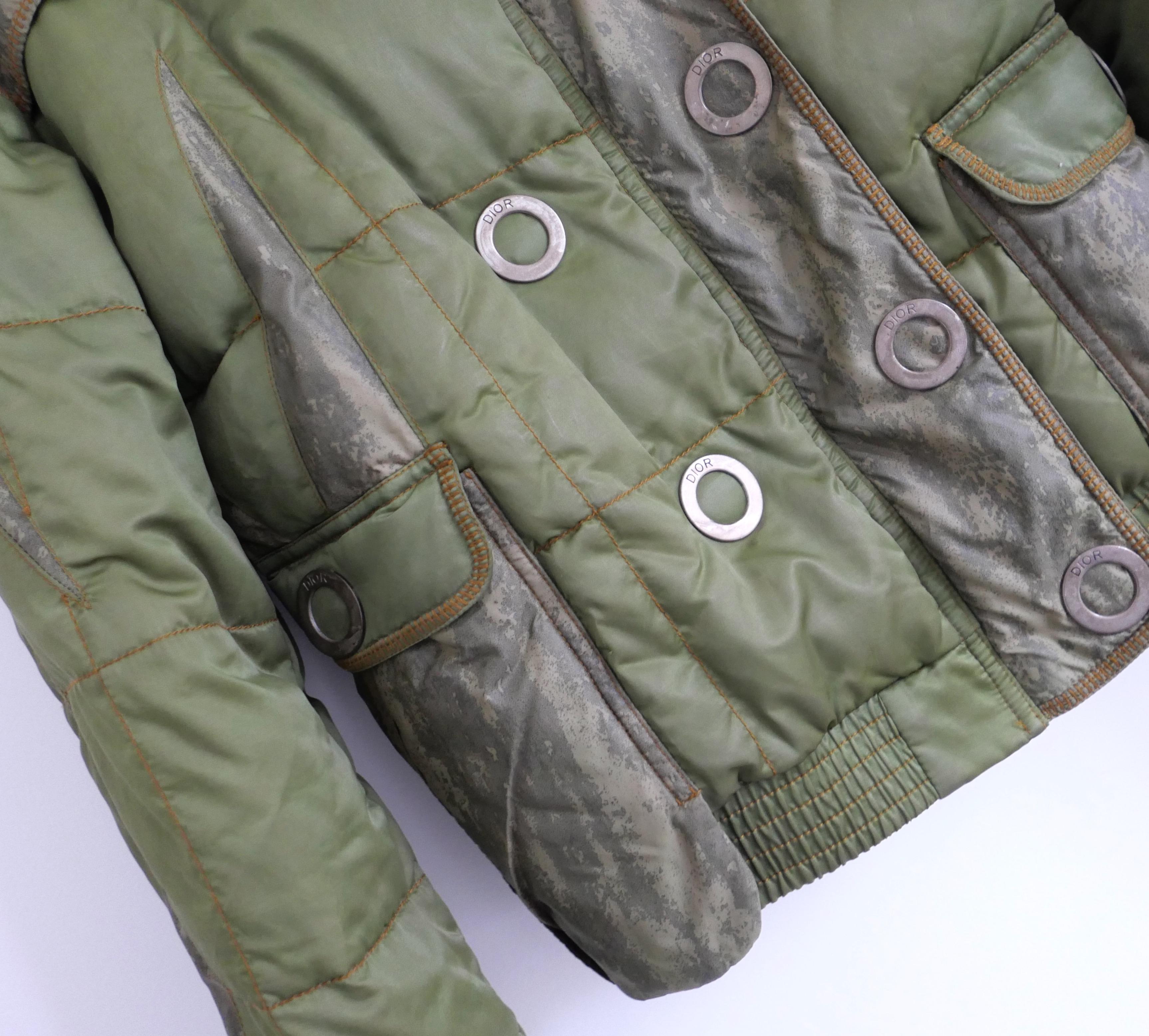 Rarissima giacca Dior cropped puffer vintage della collezione Autunno 2006 di John Galliano. In ottime condizioni, indossato due volte.u2028Realizzata in morbidissimo poliuretano verde e kaki con pannelli con stampa camo astratta, è dotata di