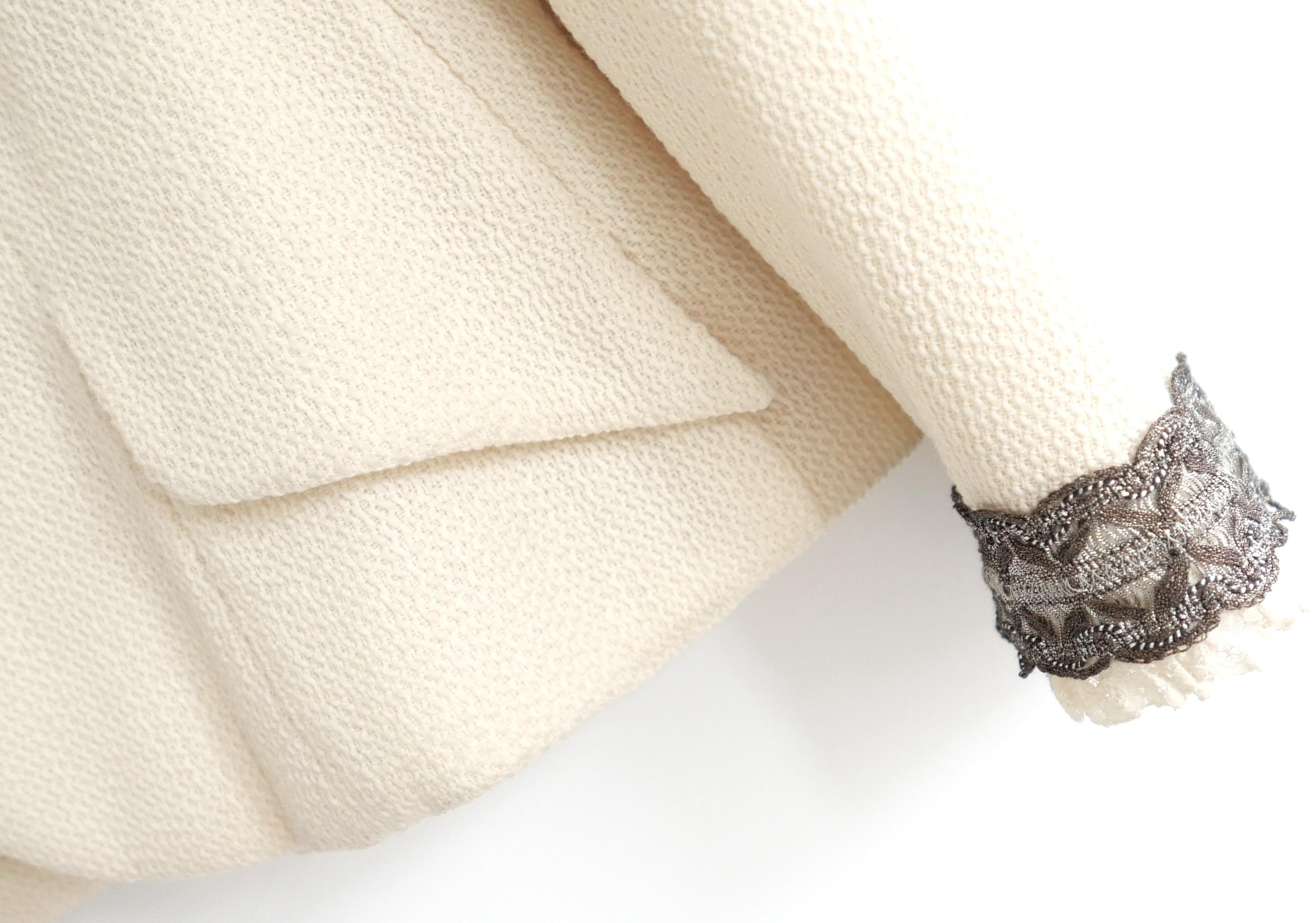 Dior x John Galliano Giacca con bottoni in pizzo e cammeo Primavera 1998 in vendita 2