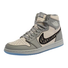 Dior x Jordan Baskets Air Jordan 1 High Top en cuir gris/blanc Taille 42.5