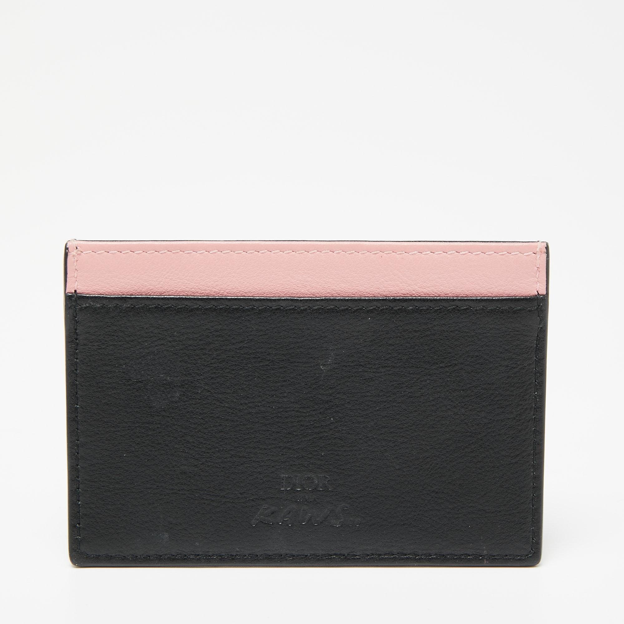 Agrémenté de détails en forme d'abeille et conçu dans une forme robuste, ce porte-cartes Dior x KAWS est un accessoire luxueux que vous devez posséder aujourd'hui ! Il est réalisé en cuir noir et rose et est équipé de nombreuses poches.

Comprend :