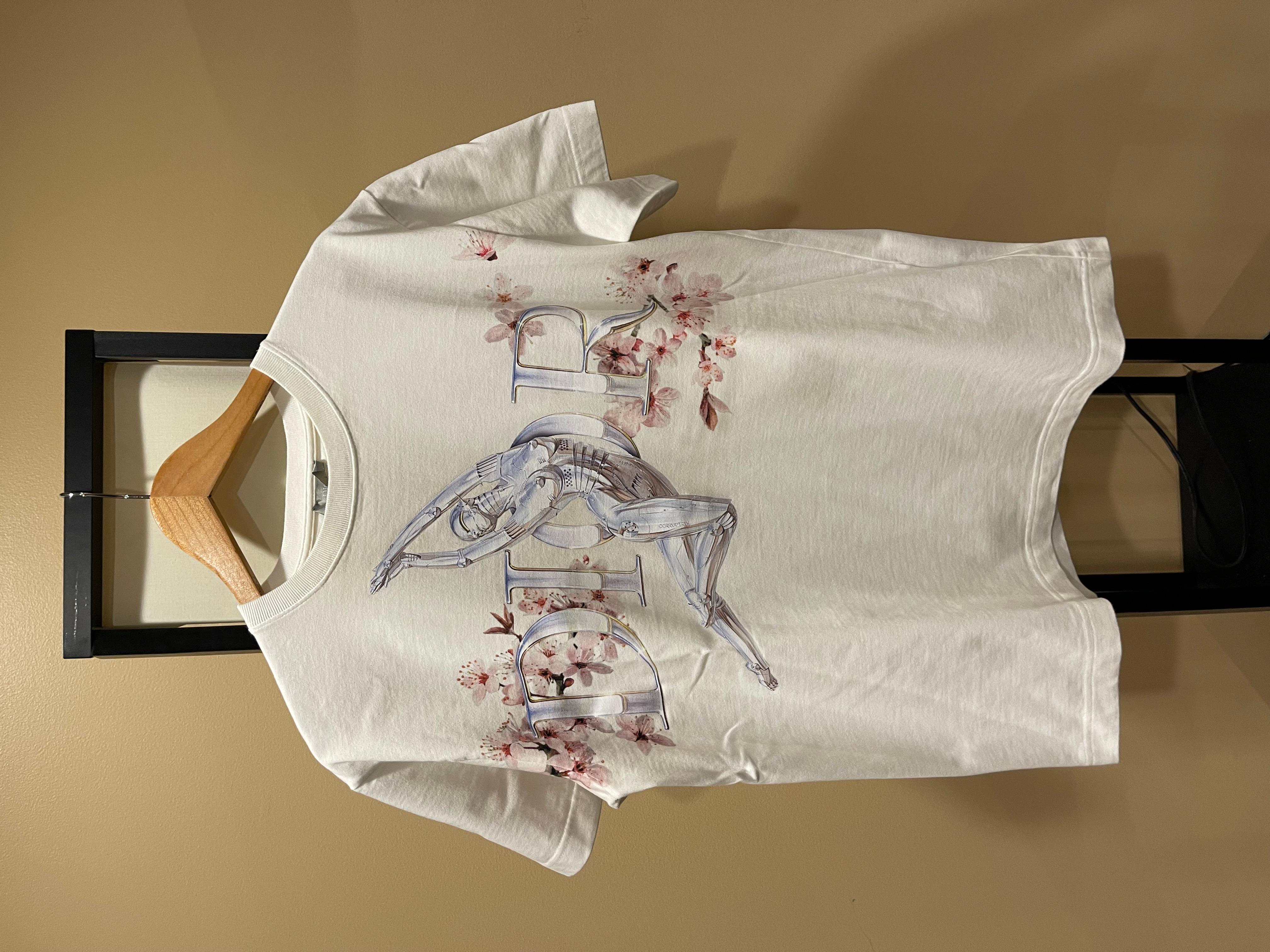 Dior x Kim Jones
Pre-Fall 2019 Sorayama Robot White Tee
Size Large
Excellent condition (worn x1 and dry cleaned x1)

Retailed at $750 plus tax
Rare and sought after tee

Measurements:
Chest: 22”
Length: 28”
Shoulders: 20”