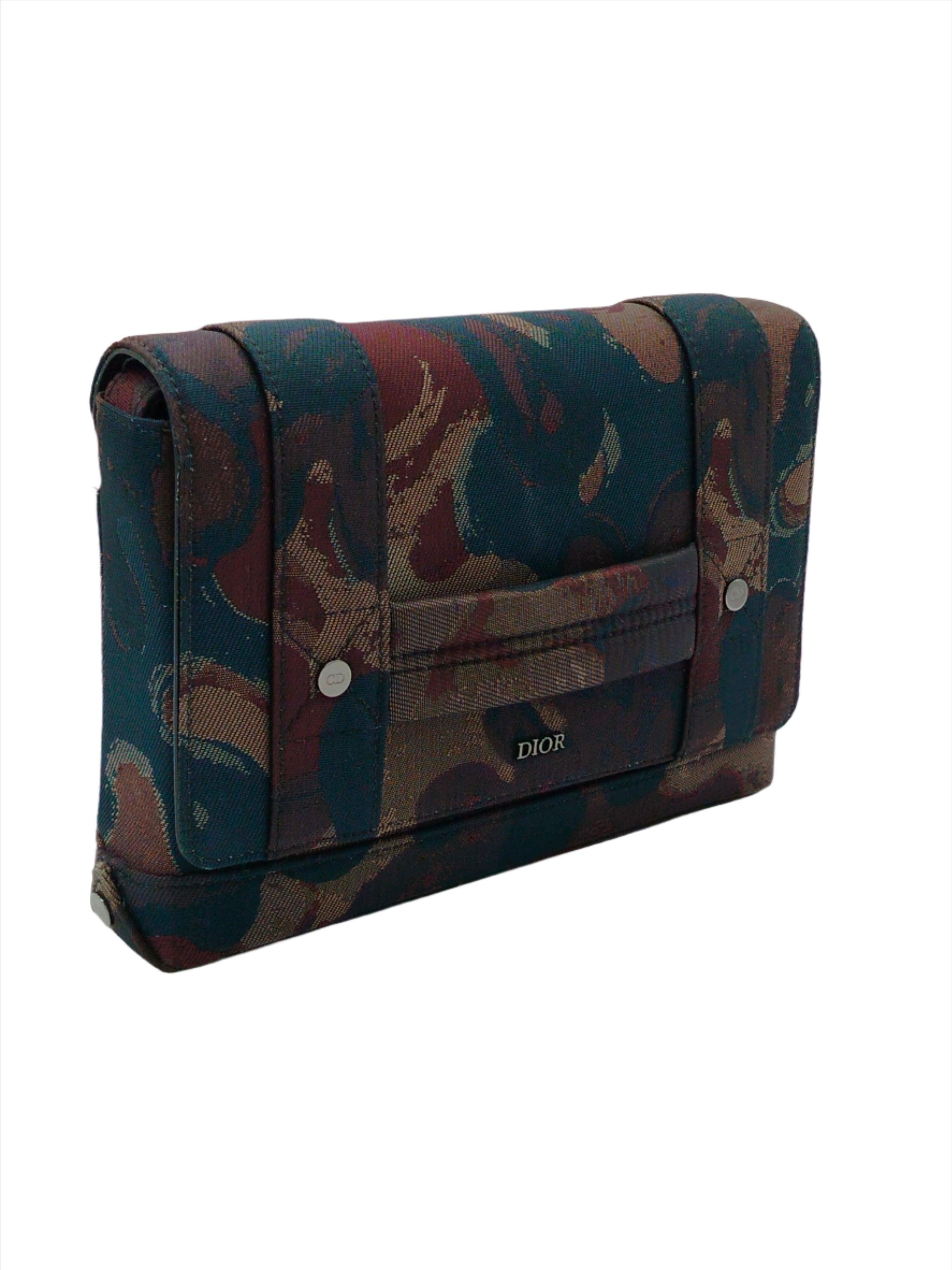 Dior x Peter Doig brown shoulder bag. This shoulder bag features a printed canvas body, an adjustable flat strap, a front flap with magnetic closure, and an interior slip pocket.
Inclusion: dust bag.

Height:20;Width:25;Depth:6;Handle Drop:60