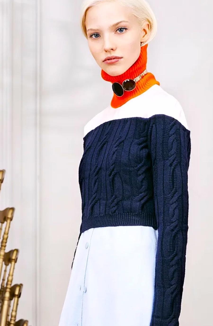 Wunderschöner Christian Dior Seidenpullover mit Zopfmuster aus der Pre-Fall 2015 Kollektion von Raf Simons. Siehe 19. Einmal getragen und kommt mit Anhänger/Ersatzgarn. Aus klobiger marineblauer Zopfstrickwolle mit blassrosa Seidenschultern. Sie hat