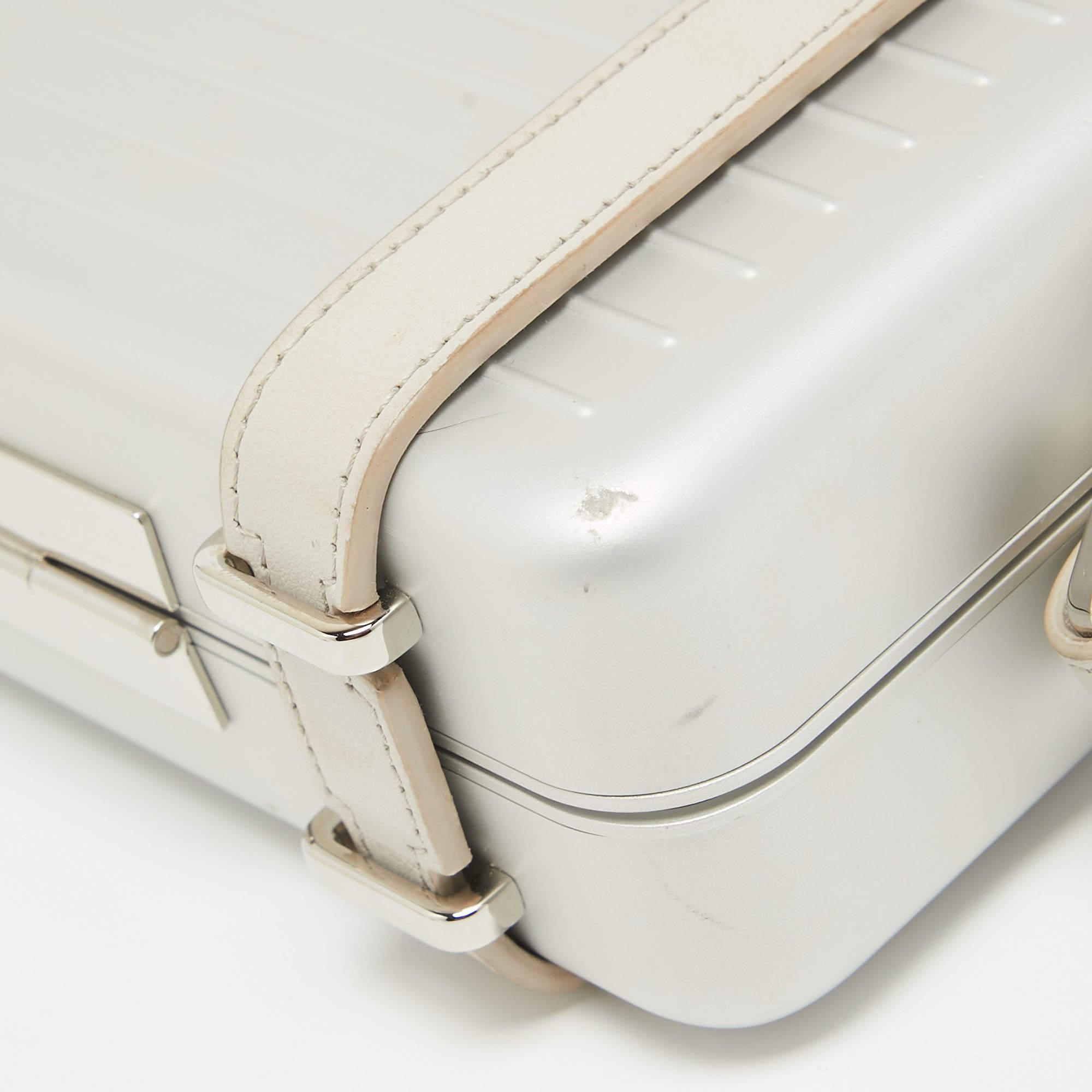 Dior x Rimowa Personal Clutch Bag aus weißem/grauem Aluminium und Leder im Angebot 3