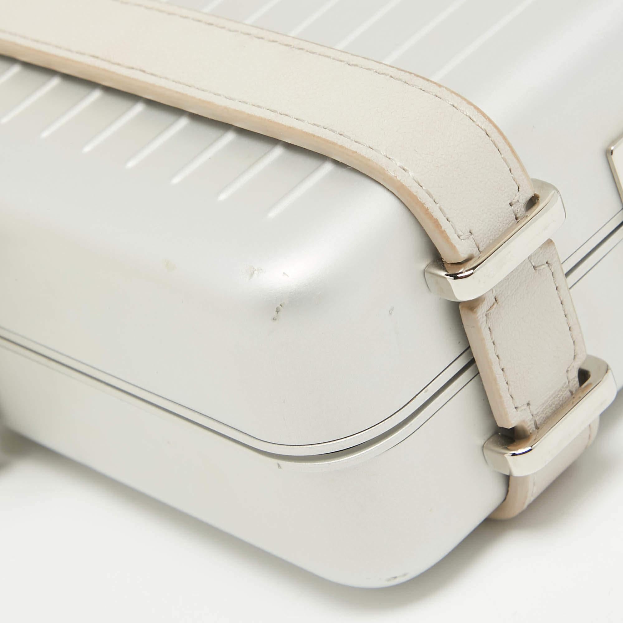 Dior x Rimowa Personal Clutch Bag aus weißem/grauem Aluminium und Leder im Angebot 4