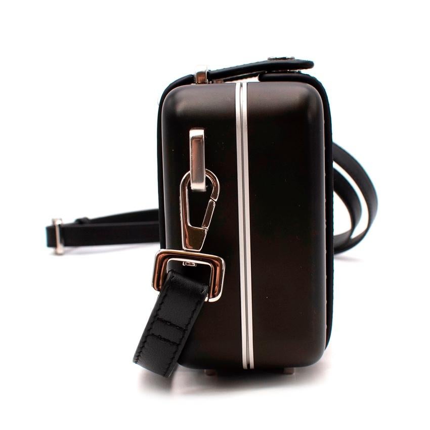 Dior x Rimowa Personal Schwarz Aluminium Clutch Tasche
 

 - Teil einer limitierten Kollaboration zwischen der französischen Maison und dem Gepäckspezialisten Rimowa
 - Maßstabsgetreue Version des klassischen Rimowa Kabinenkoffers mit den perfekten