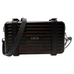 Dior x Rimowa Personal Clutch aus schwarzem Aluminium