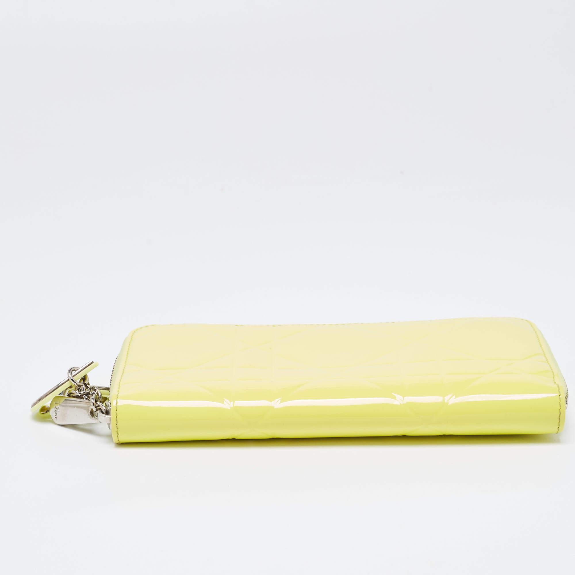 Dior Gelbes Cannage Lackleder Lady Dior Continental Brieftasche Damen im Angebot
