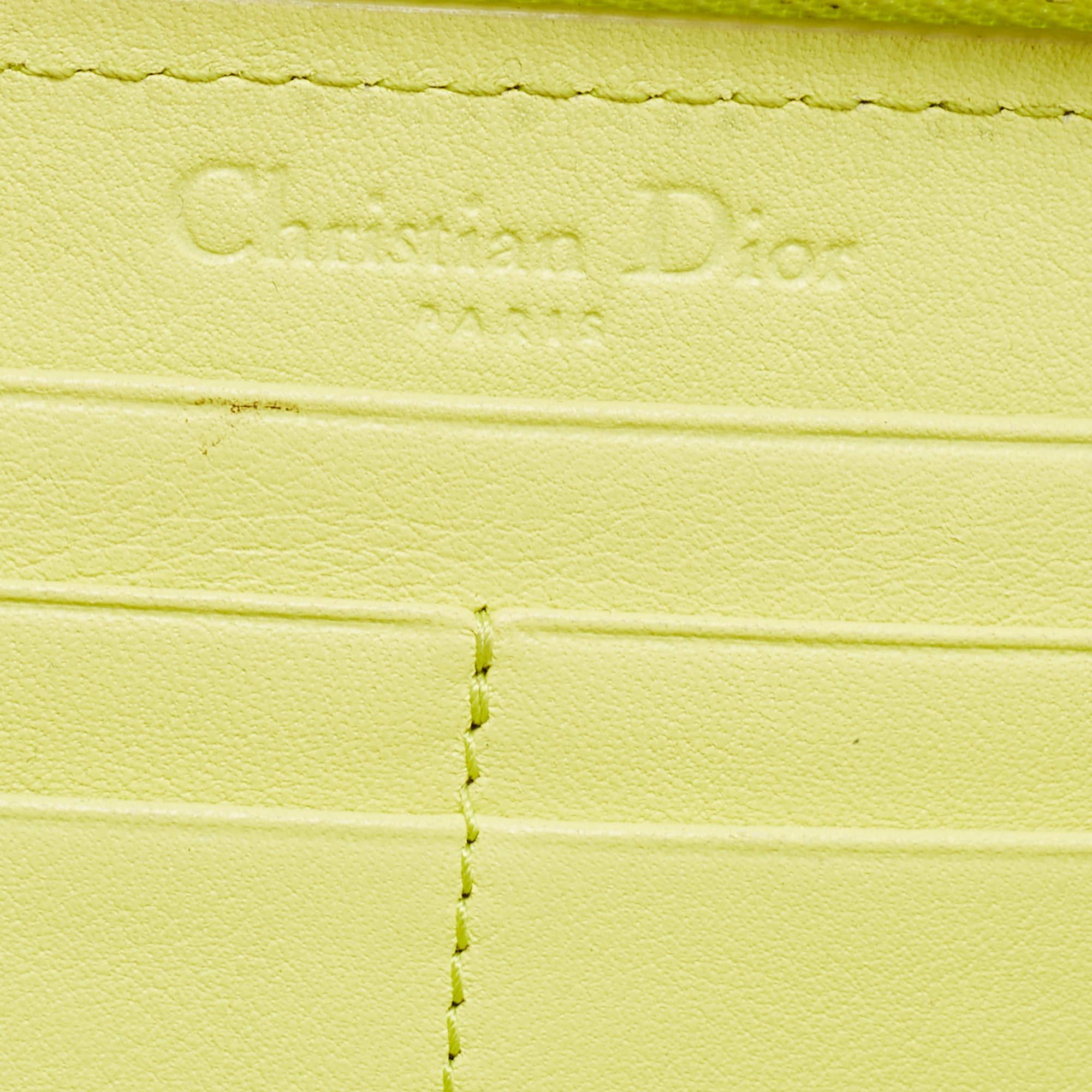 Portefeuille Lady Dior Continental en cuir verni jaune cannage Pour femmes en vente