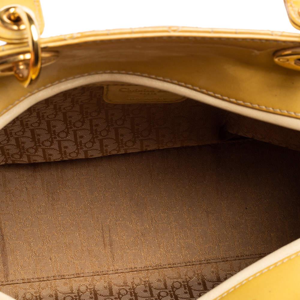 Dior - Grand sac cabas Lady Dior en cuir verni jaune cannage en vente 6