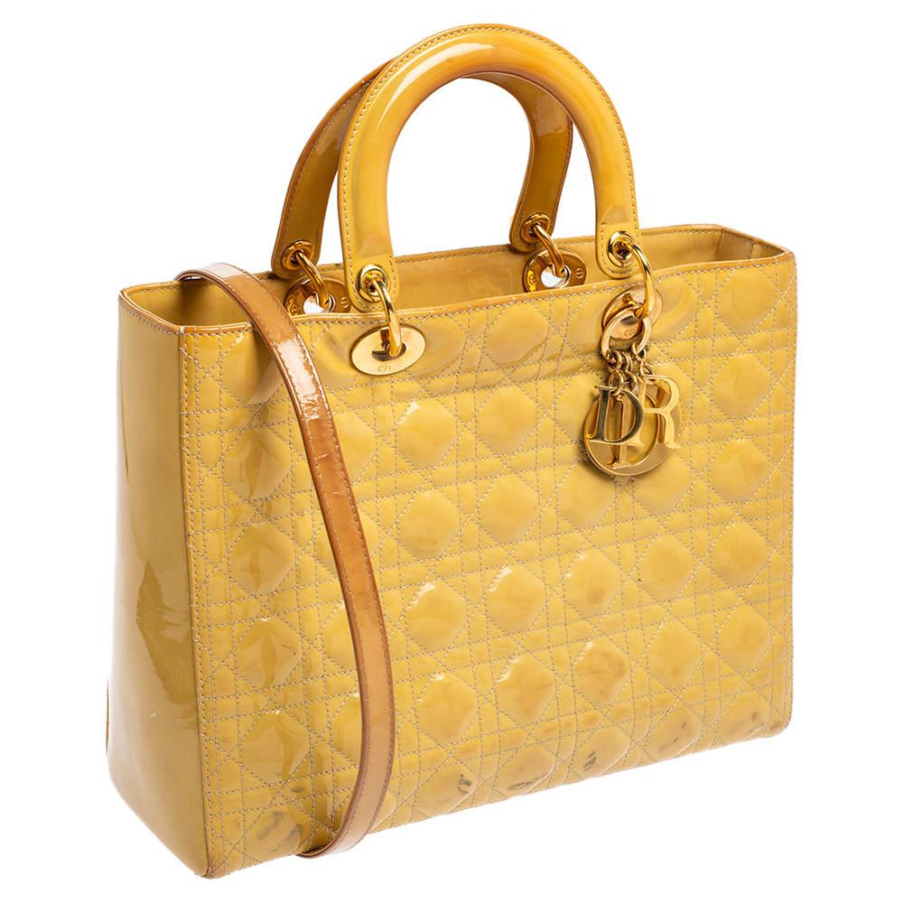 Dior - Grand sac cabas Lady Dior en cuir verni jaune cannage État moyen - En vente à Dubai, Al Qouz 2