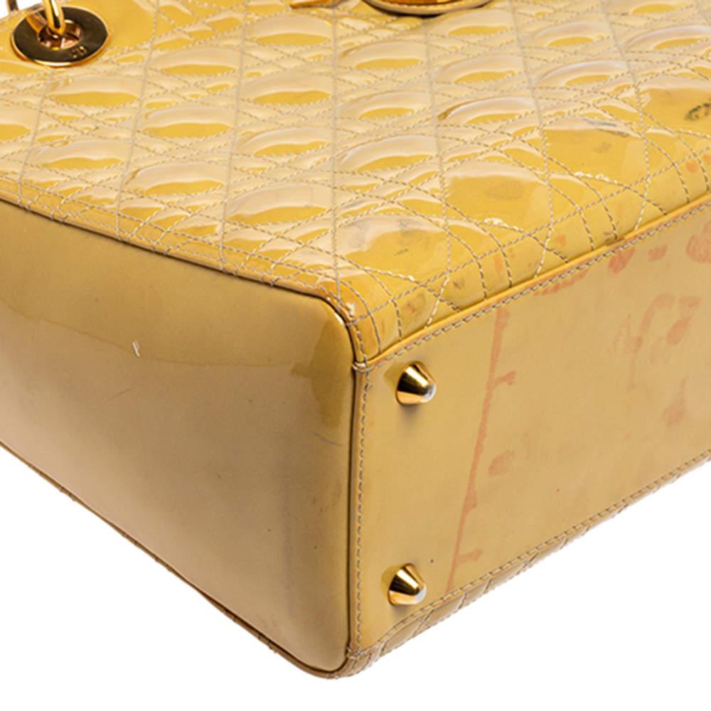 Dior - Grand sac cabas Lady Dior en cuir verni jaune cannage en vente 1