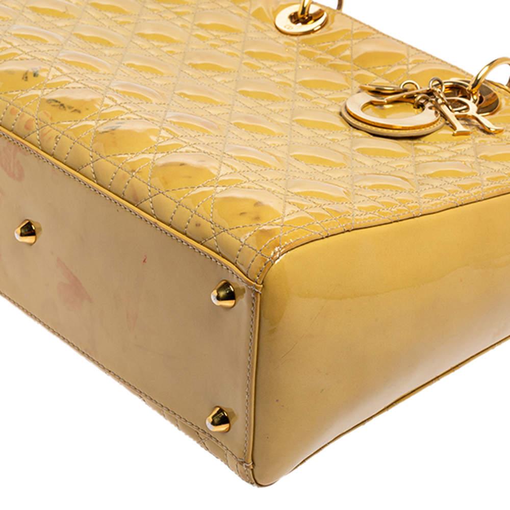 Dior - Grand sac cabas Lady Dior en cuir verni jaune cannage en vente 2