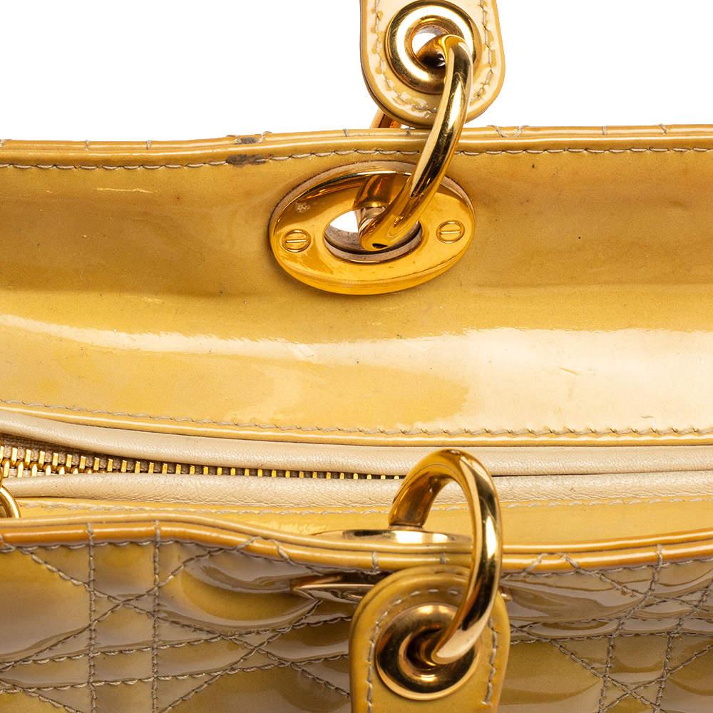 Dior - Grand sac cabas Lady Dior en cuir verni jaune cannage en vente 4