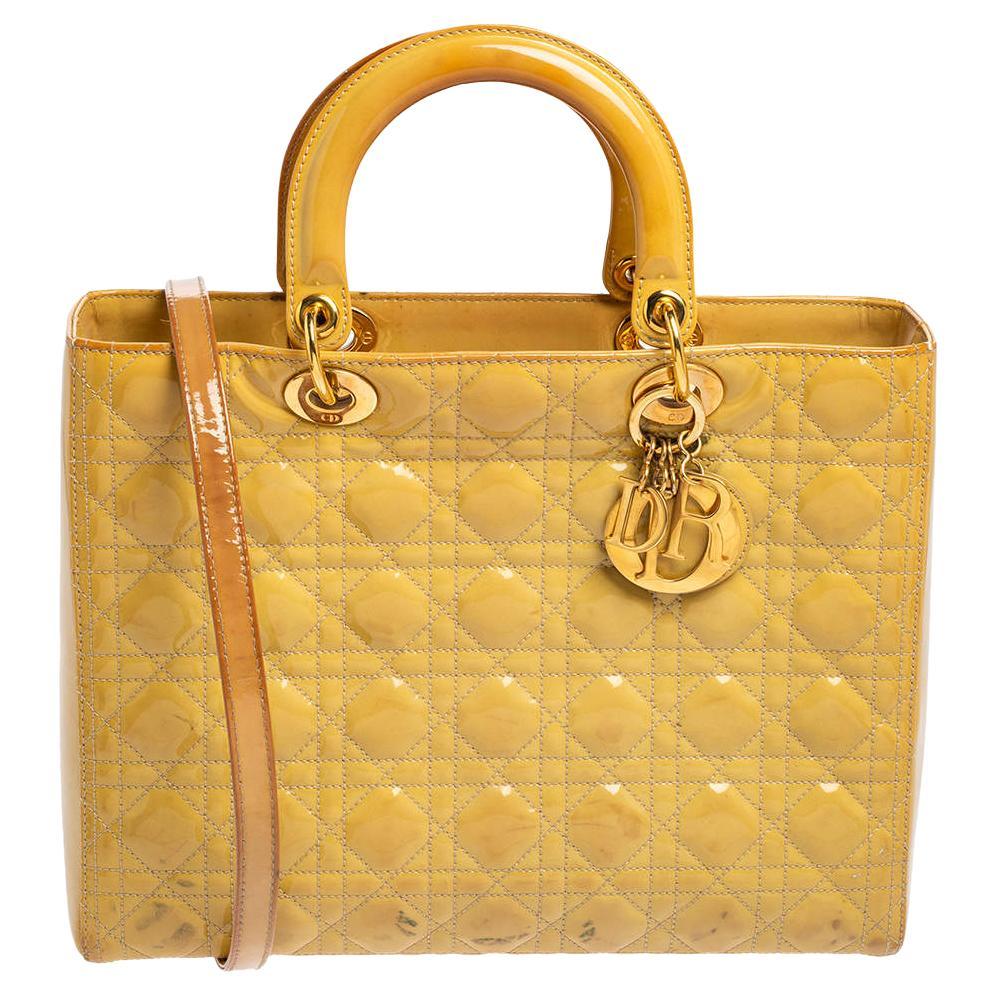 Dior - Grand sac cabas Lady Dior en cuir verni jaune cannage en vente