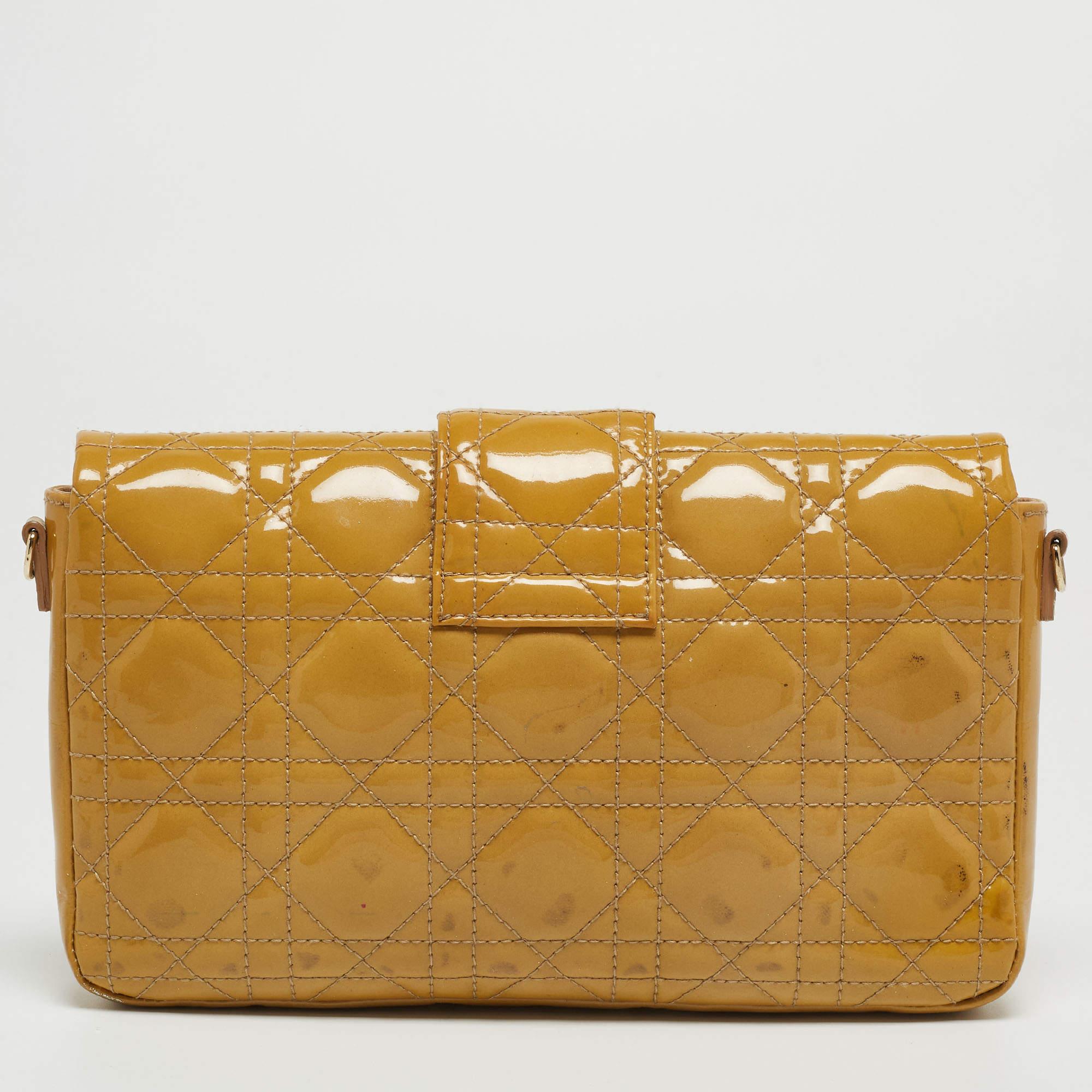Enriched with striking elements, the appeal of this Prada Promenade clutch is truly ever-lasting. The leather interior of this yellow creation has ideal space to accommodate your valuables. Crafted from Cannage patent leather, it gets a recognizable