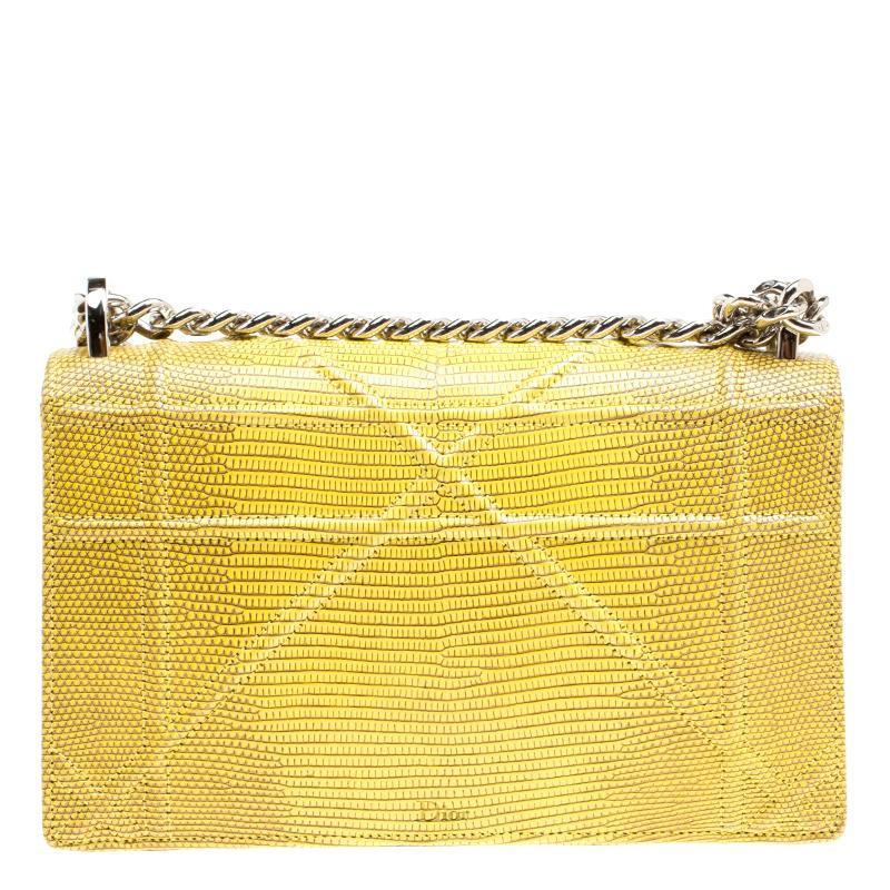 This Diorama shoulder bag is simply breathtaking! From its structured shape to its artistic craftsmanship, the bag sweeps us off our feet. It has been crafted from yellow lizard skin and covered in the brand's signature Cannage quilt. A magnetic
