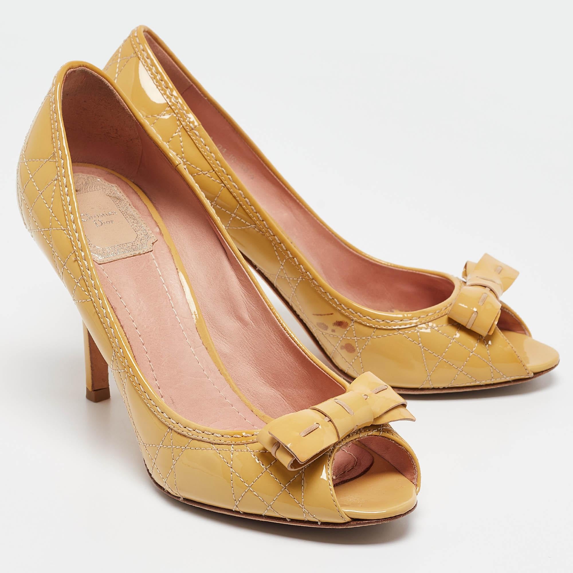 Dior Yellow Patent Leather Peep Toe Pumps Size 38.5 In Fair Condition For Sale In Dubai, Al Qouz 2