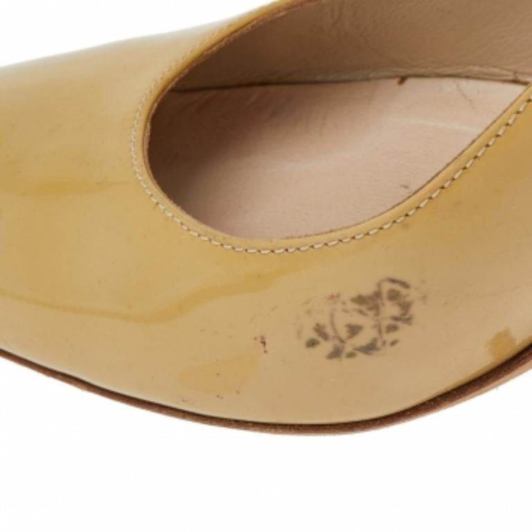 Dior escarpins à bout rond en cuir verni jaune, taille 37 État moyen à Dubai, Al Qouz 2