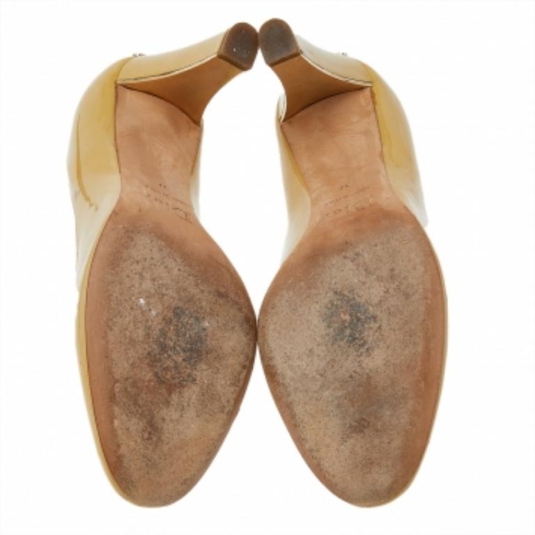 Dior escarpins à bout rond en cuir verni jaune, taille 37 4