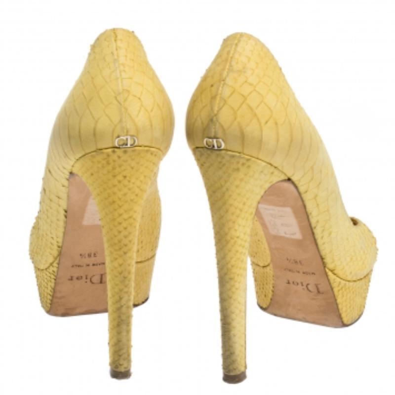 Dior Gelb Python Geprägte Miss Dior Pumps Größe 38.5 im Zustand „Relativ gut“ im Angebot in Dubai, Al Qouz 2